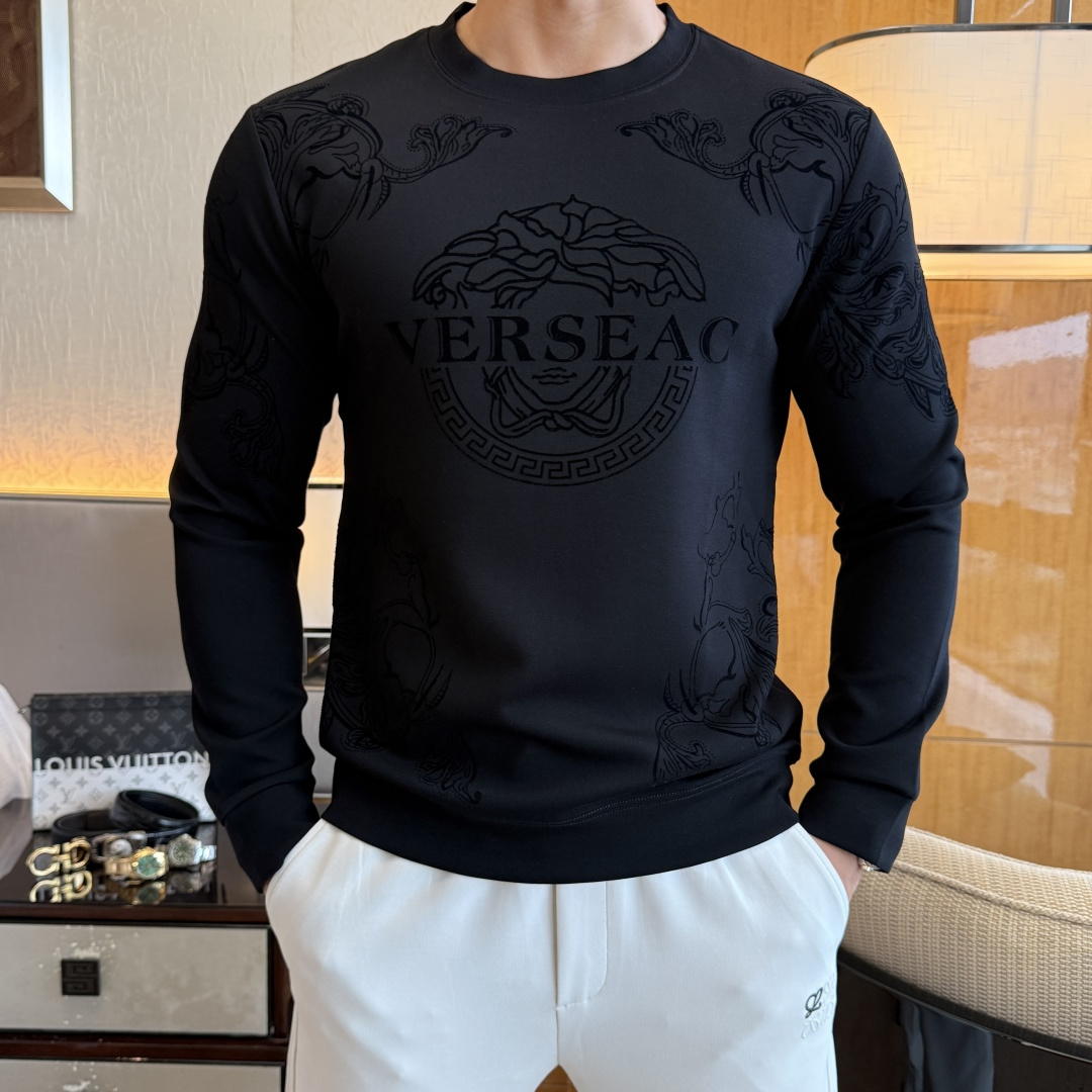 NO:524201,Versace - SS's new autumn style, the highest version of the fashionable pullover sweater, a must-have classic work every year. It is favored and praised by major stars. It is selected with high-end European cotton blend fabrics, heavy craftsmanship production, original hardware and auxiliary materials logo design, soft and smooth, and dense texture!  Fashionable and stylish upper body!  One of the impeccable must-choose styles for autumn!  M-3XL, versace, hoodie, sweatshirts, alexander wang19860909范思哲 - ss秋季大爆新款,最高版本时尚套头卫衣、每年必出的经典之作.受各大明星的青睐推崇,精选高端欧棉混纺面料,重工艺制作,原版五金辅料logo设计,柔软顺滑,质地密实！上身时尚有型！秋季无可挑剔必选款式之一！M-3XL,,versace,hoodie,sweatshirts,alexander wang,Men's clothing
