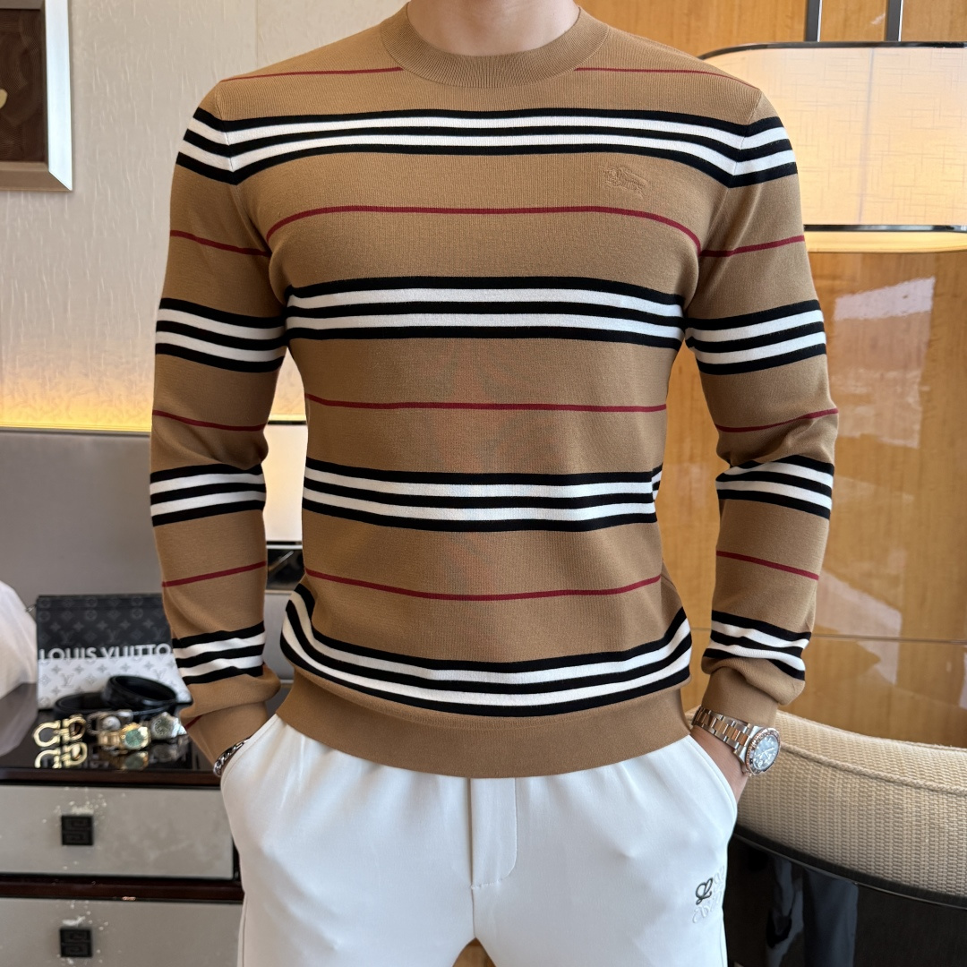 NO:531691,Burberry - SS Autumn and Winter Counter Knitted Sweater, casual and fashionable outside, essential for inner wear, customized imported wool blend fabric, delicate texture, close-fitting and comfortable without rigging, good upper body style, warm, the counter logo design is very unique, original quality and craftsmanship is absolutely the highest version in the market, the top original version is super-skinned, soft and crisp, not easy to deform. The lock edge sewing plates are very rigorous and exquisite, absolutely first-line OEM requirements!  Don't miss it, male gods!  Size M-3XL, burberry,alexander wang19860909巴宝莉 - ss秋冬专柜大爆款针织毛衫,休闲时尚外穿 内搭必备款,定制进口羊毛混纺面料,面料手感细腻,贴身舒适不扎肉,上身版型好 穿着保暖,专柜标志设计非常独特,原版品质与工艺 绝对市场最高版本 顶级原版穿着超赞 柔顺挺括,不易变形.锁边缝盘都非常严谨考究 绝对一线代工要求！男神们别错过！ 尺码 M-3XL,,burberry,alexander wang,Men's clothing
