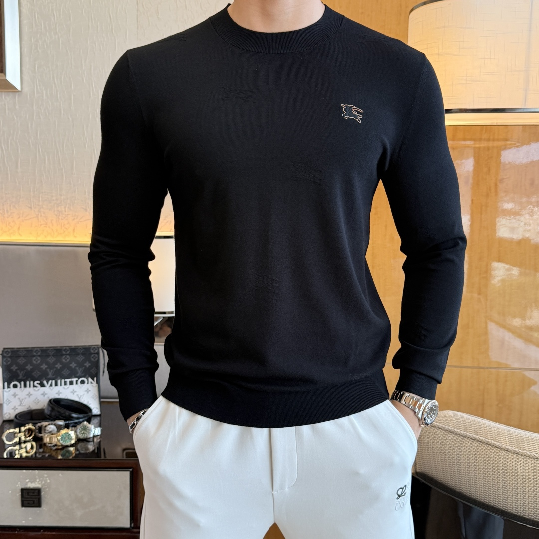 NO:530576,Burberry - 2025ss autumn and winter counter hits a big knitted sweater, casual and fashionable outside, essential for inner wear, customized imported wool blend fabric, delicate fabric, close-fitting and comfortable without thorn, good upper body style, warm, the counter logo design is very unique, original quality and craftsmanship is absolutely the highest version in the market, the top original version is super-skinned, soft and crisp, not easy to deform. The lock edge sewing plates are very rigorous and exquisite, absolutely first-line OEM requirements!  Don't miss it, male gods!  Size M-3XL, burberry,alexander wang19860909巴宝莉 - 2025ss秋冬专柜大爆款针织毛衫,休闲时尚外穿 内搭必备款,定制进口羊毛混纺面料,面料手感细腻,贴身舒适不扎肉,上身版型好 穿着保暖,专柜标志设计非常独特,原版品质与工艺 绝对市场最高版本 顶级原版穿着超赞 柔顺挺括,不易变形.锁边缝盘都非常严谨考究 绝对一线代工要求！男神们别错过！ 尺码 M-3XL,,burberry,alexander wang,Men's clothing