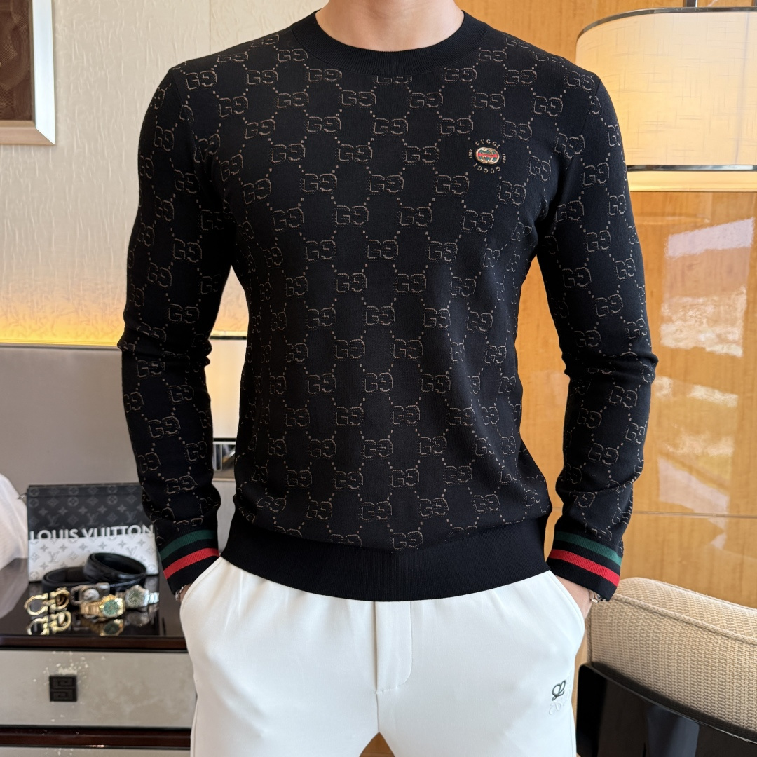 NO:529773,Guqi-Ss' autumn and winter counter has a big hit knitted sweater, casual and fashionable outside, essential for inner wear, customized imported wool blend fabric, delicate fabric, close-fitting and comfortable without rigging, good upper body style, warm, the counter logo design is very unique, original quality and craftsmanship is absolutely the highest version in the market, the top original version is super-super-class, soft and crisp, not easy to deform. The lock edge sewing plates are very rigorous and exquisite, absolutely first-line OEM requirements!  Don't miss it, male gods!  Size M-3XL, alexander wang19860909古奇- ss秋冬专柜大爆款针织毛衫,休闲时尚外穿 内搭必备款,定制进口羊毛混纺面料,面料手感细腻,贴身舒适不扎肉,上身版型好 穿着保暖,专柜标志设计非常独特,原版品质与工艺 绝对市场最高版本 顶级原版穿着超赞 柔顺挺括,不易变形.锁边缝盘都非常严谨考究 绝对一线代工要求！男神们别错过！ 尺码 M-3XL,,alexander wang,Men's clothing