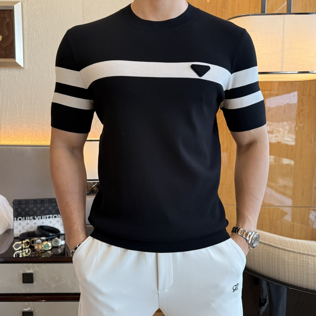 NO:530584,Prada - 2025ss autumn and winter half-sleeved base shirt series!  Casual business wear, essential for inner wear, selected top-grade - worsted mulberry silk blended fabric, delicate feel, close-fitting and comfortable without tying, good upper body style, warm wear, the counter logo design is very unique, male gods, don’t miss it!  Size M-3XL, prada,alexander wang19860909普拉达 -2025ss秋冬半袖打底衫系列！休闲商务外穿 内搭必备款,精选上等-精纺桑蚕丝混纺面料,面料手感细腻,贴身舒适不扎肉,上身版型好 穿着保暖,专柜标志设计非常独特,男神们别错过！ 尺码 M-3XL,,prada,alexander wang,Men's clothing