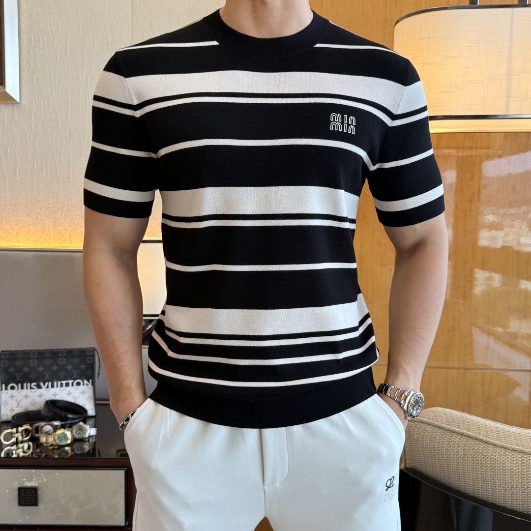 NO:527355,Misunderstanding -ss autumn and winter half-sleeved base shirt series!  Casual business wear, essential for inner wear, selected top-grade - worsted mulberry silk blended fabric, delicate feel, close-fitting and comfortable without tying, good upper body style, warm wear, the counter logo design is very unique, male gods, don’t miss it!  Size M-3XL, alexander wang19860909谬谬 -ss秋冬半袖打底衫系列！休闲商务外穿 内搭必备款,精选上等-精纺桑蚕丝混纺面料,面料手感细腻,贴身舒适不扎肉,上身版型好 穿着保暖,专柜标志设计非常独特,男神们别错过！ 尺码 M-3XL,,alexander wang,Men's clothing