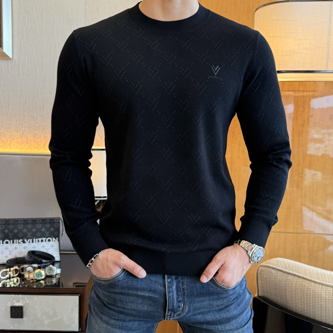 NO:531688,Valentino - SS autumn and winter counter is a big hit knitted sweater, casual and fashionable outside, essential for inner wear, customized imported wool blend fabric, delicate fabric, close-fitting and comfortable without thorning, good upper body style, warm, the counter logo design is very unique, original quality and craftsmanship is absolutely the highest version in the market, the top original version is super-skinned, soft and crisp, not easy to deform. The lock edge sewing plates are very rigorous and exquisite, absolutely first-line OEM requirements!  Don't miss it, male gods!  Size M-3XL, valentino,alexander wang19860909华伦天奴 - ss秋冬专柜大爆款针织毛衫,休闲时尚外穿 内搭必备款,定制进口羊毛混纺面料,面料手感细腻,贴身舒适不扎肉,上身版型好 穿着保暖,专柜标志设计非常独特,原版品质与工艺 绝对市场最高版本 顶级原版穿着超赞 柔顺挺括,不易变形.锁边缝盘都非常严谨考究 绝对一线代工要求！男神们别错过！ 尺码 M-3XL,,valentino,alexander wang,Men's clothing