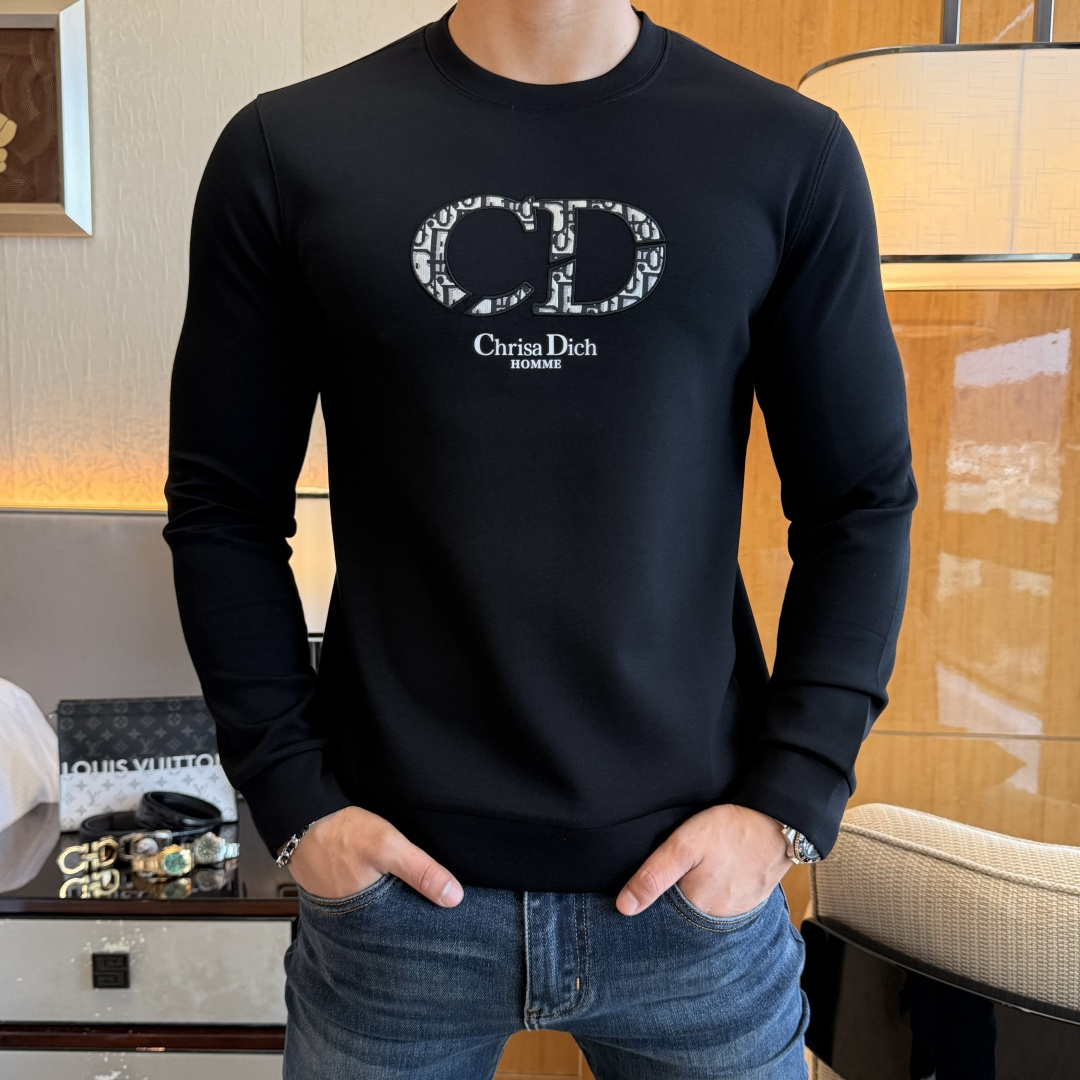 NO:530593,Dior - 2025ss autumn new model, the highest version of fashionable pullover sweatshirt, a must-have classic work every year. It is favored and praised by major stars. It is selected high-end European cotton blend fabrics, heavy craftsmanship production, original hardware and auxiliary materials logo design, soft and smooth, and dense texture!  Fashionable and stylish upper body!  One of the impeccable must-choose styles for autumn!  M-3XL, dior, hoodie, sweatshirts, alexander wang19860909迪奥 - 2025ss秋季大爆新款,最高版本时尚套头卫衣、每年必出的经典之作.受各大明星的青睐推崇,精选高端欧棉混纺面料,重工艺制作,原版五金辅料logo设计,柔软顺滑,质地密实！上身时尚有型！秋季无可挑剔必选款式之一！M-3XL,,dior,hoodie,sweatshirts,alexander wang,Men's clothing