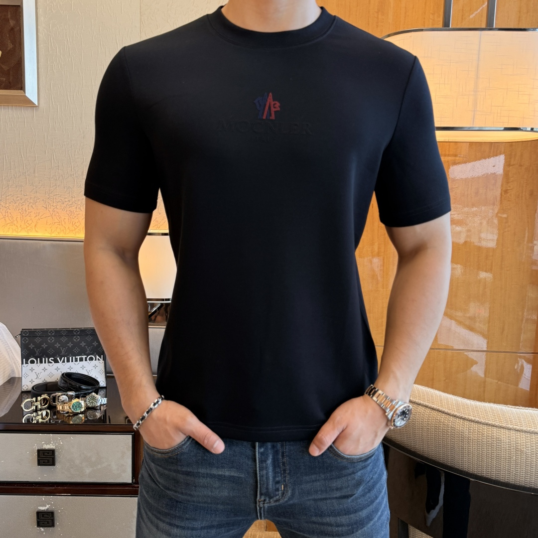 NO:530581,Banded - 2025ss autumn and winter half-sleeved base shirt series!  Casual business wear, essential for inner wear, selected top-split modal blend fabric, the fabric feels delicate, close-fitting and comfortable without thorning, the upper body style is good, warm, the counter logo design is very unique, male gods, don’t miss it!  Size M-3XL, Moncler,alexander wang19860909蒙口 -2025ss秋冬半袖打底衫系列！休闲商务外穿 内搭必备款,精选上等-精纺莫代尔混纺面料,面料手感细腻,贴身舒适不扎肉,上身版型好 穿着保暖,专柜标志设计非常独特,男神们别错过！ 尺码 M-3XL,,Moncler,alexander wang,Men's clothing