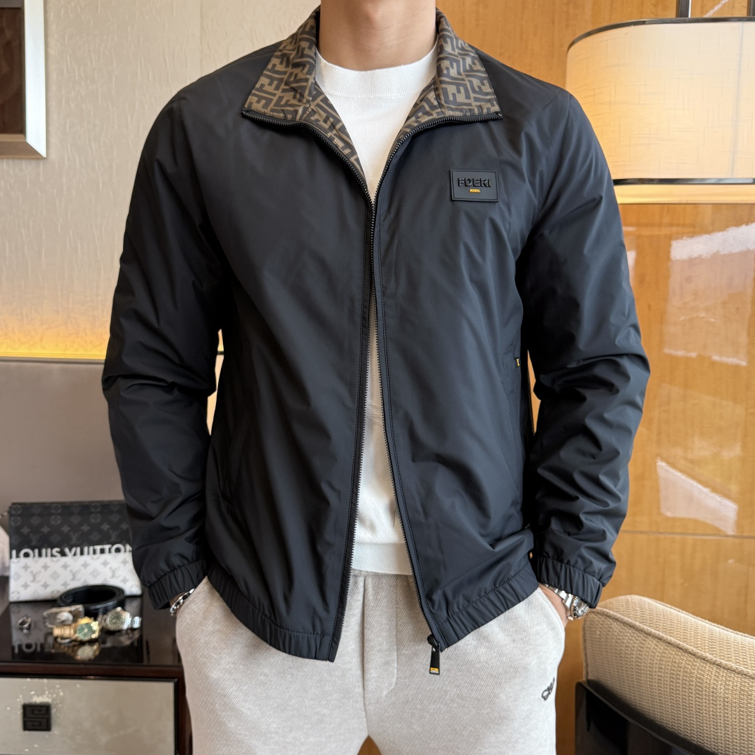 NO:530598,Fendi - 2025ss autumn and winter boutique jackets, customized high-quality polyester fabric!  Top-level fashion brand elements logo design, complete with three standards!  The original hardware and accessories have smooth lines and exquisite craftsmanship, excellent upper body style, comfortable fabric, windproof and warm, and casual matching are very fashionable, handsome, casual and fashionable men's must-have!  Size M-3XL can wear up to 190 catties!  ,fendi,jackets & coats,alexander wang19860909芬迪 - 2025ss秋冬大爆款精品夹克,定制高品质聚酯纤维面料！顶级时尚大牌元素logo设计,三标齐全！原版五金辅料,线条流畅,工艺精致,上身版型超赞,面料舒适,挡风保暖,随意搭配都非常时尚帅气休闲时尚男仕必备款哦！尺码M-3XL 最大可穿190斤！,,fendi,jackets & coats,alexander wang,Men's clothing