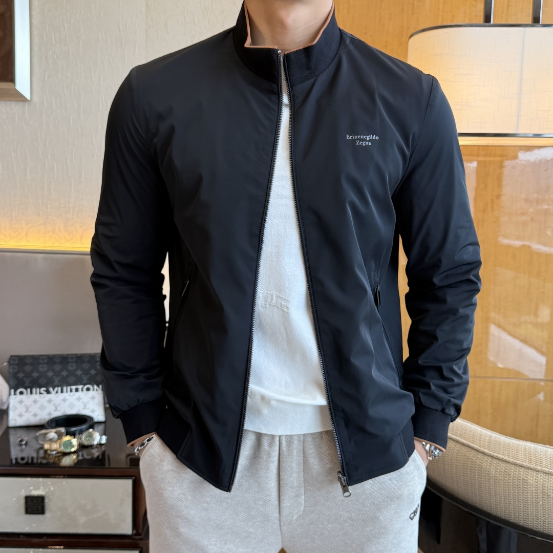 NO:530594,JINIA - 2025ss autumn and winter big boutique double-sided jacket, customized high-quality polyester fiber fabric!  Top-level fashion brand elements logo design, complete with three standards!  The original hardware and accessories have smooth lines and exquisite craftsmanship, excellent upper body style, comfortable fabric, windproof and warm, and casual matching are very fashionable, handsome, casual and fashionable men's must-have!  Size M-3XL can wear up to 190 catties!  ,zegna,jackets & coats,alexander wang19860909杰尼娅 - 2025ss秋冬大爆款精品双面穿夹克,定制高品质聚酯纤维面料！顶级时尚大牌元素logo设计,三标齐全！原版五金辅料,线条流畅,工艺精致,上身版型超赞,面料舒适,挡风保暖,随意搭配都非常时尚帅气休闲时尚男仕必备款哦！尺码M-3XL 最大可穿190斤！,,zegna,jackets & coats,alexander wang,Men's clothing