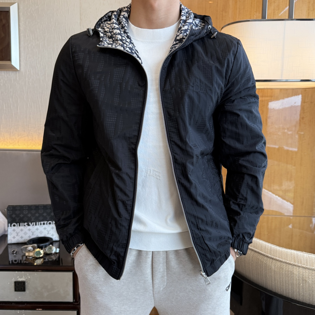 NO:530599,Dior - 2025ss autumn and winter big boutique double-sided jackets, customized high-quality polyester fiber fabric!  Top-level fashion brand elements logo design, complete with three standards!  The original hardware and accessories have smooth lines and exquisite craftsmanship, excellent upper body style, comfortable fabric, windproof and warm, and casual matching are very fashionable, handsome, casual and fashionable men's must-have!  Size M-3XL can wear up to 190 catties!  ,dior,jackets & coats,alexander wang19860909迪奥 - 2025ss秋冬大爆款精品双面穿夹克,定制高品质聚酯纤维面料！顶级时尚大牌元素logo设计,三标齐全！原版五金辅料,线条流畅,工艺精致,上身版型超赞,面料舒适,挡风保暖,随意搭配都非常时尚帅气休闲时尚男仕必备款哦！尺码M-3XL 最大可穿190斤！,,dior,jackets & coats,alexander wang,Men's clothing