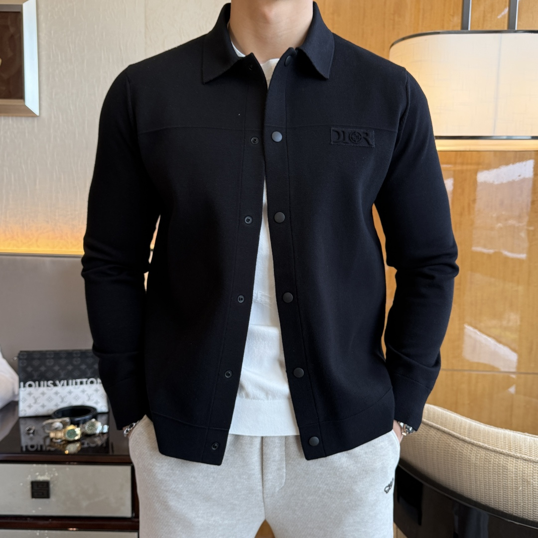 NO:530591,Dior - 2025 autumn and winter new men's wool knitted cardigan jacket. The counter is selling hot items, and a versatile item that every major fashion buyer celebrity handed over. It is simple and fashionable and beautiful, with a gentleman look on the upper body. The whole sweater is not only exquisite in texture, but also fine and fine workmanship. The overall beauty and generous ensure that the silhouette of the clothes is not easy to deform. Customized wool fabrics are neither loose nor tight, and have a very good restoration. A fashion item that combines cold resistance and fashion in autumn and winter. m-3XL,,dior, jackets & coats,sweaters,alexander wang19860909迪奥 - 2025秋冬新款男士羊毛针织开衫外套.专柜在售爆款单品,各大时尚买手明星人手一件的百搭单品.简单时尚甚是好看,上身绅士范十足.整件毛衣不单纹理工艺精美,走线更是精工细作均匀整齐.整体美观大方保证了衣服的廓形不易变形.定制羊毛面料,既不会很宽松也不会很紧绷,恢复性非常好.秋冬御寒与时尚兼备的一款时装单品.m-3XL,,dior,jackets & coats,sweaters,alexander wang,Men's clothing