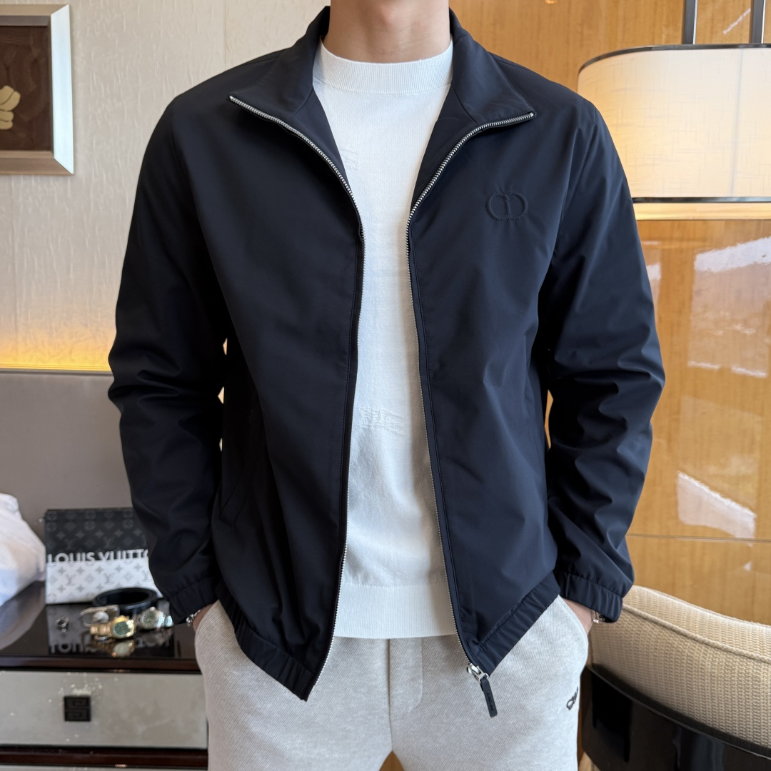 NO:530597,Dior - 2025ss autumn and winter boutique jackets, customized high-quality polyester fiber fabric!  Top-level fashion brand elements logo design, complete with three standards!  The original hardware and accessories have smooth lines and exquisite craftsmanship, excellent upper body style, comfortable fabric, windproof and warm, and casual matching are very fashionable, handsome, casual and fashionable men's must-have!  Size M-3XL can wear up to 190 catties!  ,dior,jackets & coats,alexander wang19860909迪奥- 2025ss秋冬大爆款精品夹克,定制高品质聚酯纤维面料！顶级时尚大牌元素logo设计,三标齐全！原版五金辅料,线条流畅,工艺精致,上身版型超赞,面料舒适,挡风保暖,随意搭配都非常时尚帅气休闲时尚男仕必备款哦！尺码M-3XL 最大可穿190斤！,,dior,jackets & coats,alexander wang,Men's clothing