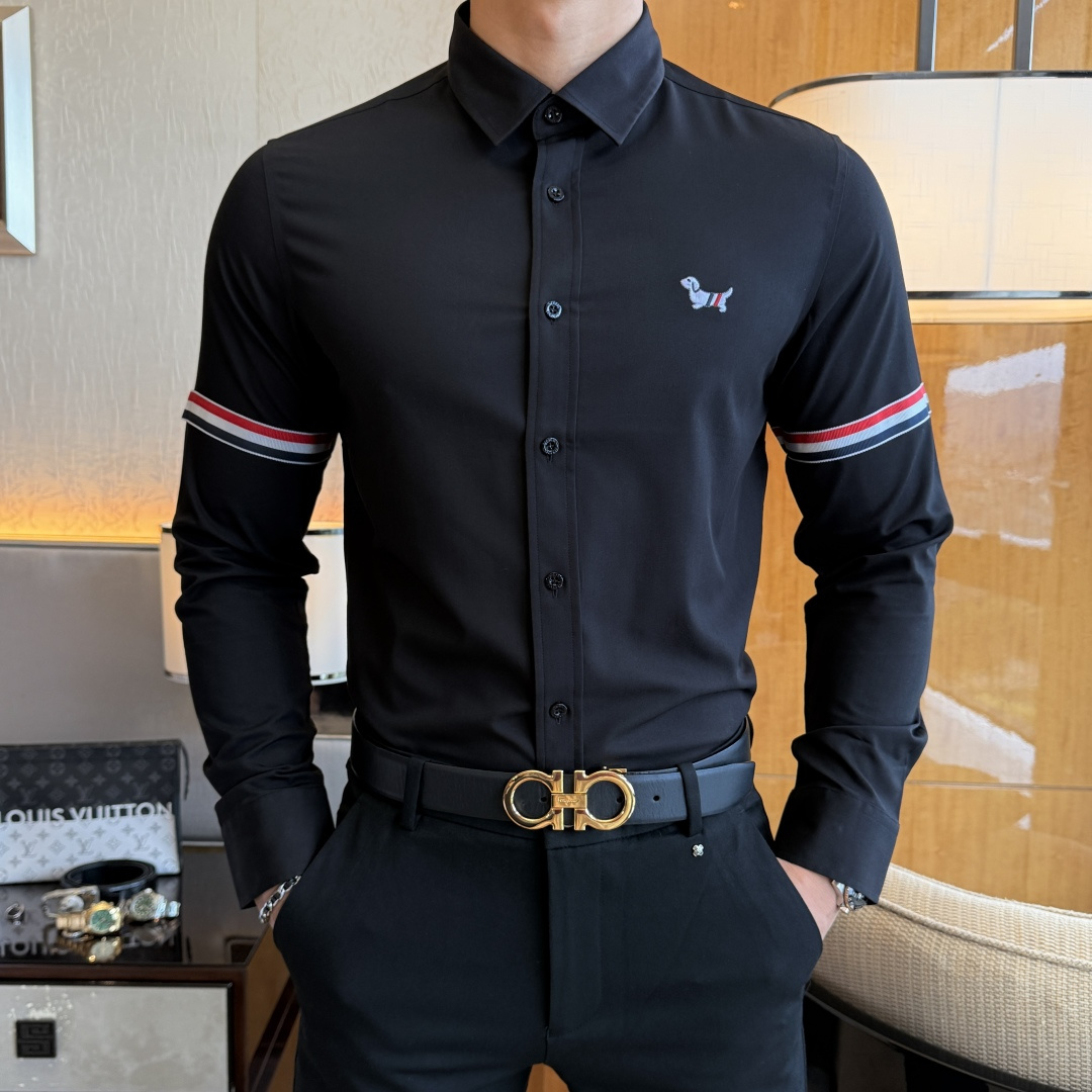 NO:530579,TB - 2025ss autumn and winter fashion hit long-sleeved shirts, trading company channel goods, perfect quality, belonging to the cabinet level, predictable hot product, high-end customized imported high-end cotton blend fabric, master-level tailoring, invincible texture, excellent skin-friendly, very outstanding aesthetic design, exquisite craftsmanship, smooth lines, perfect matching!  Easy to upgrade the sense of fashion, with high recognition, excellent upper body effect, extremely exquisite workmanship, neat and meticulous routes, and can be matched for business or daily leisure!  Counter size M-3XL,shirts,alexander wang19860909TB - 2025ss秋冬时尚大爆款精品长袖衬衫,贸易公司渠道货,品相完美如斯,属于入柜级别,可预见性的爆款,高级定制进口高级棉混纺面料,大师级剪裁,质感无敌,亲肤性极佳,非常出彩的美学设计,工艺精湛,线条流畅,完美搭配！轻松将时髦感进阶,有着高强辨识度,上身效果超赞,做工极为考究严谨,走线工整细致,商务抑或日常休闲均可搭配！专柜尺码 M-3XL,,shirts,alexander wang,Men's clothing