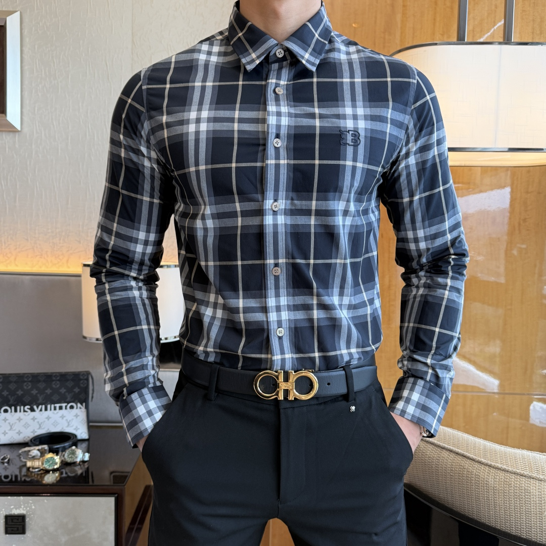 NO:530582,Burberry - 2025ss autumn and winter fashion hit long-sleeved shirts, trading company channel goods, perfect quality, belonging to the cabinet level, predictable hot product, high-end customized imported high-end cotton blend fabric, master-level tailoring, invincible texture, excellent skin-friendly, very outstanding aesthetic design, exquisite craftsmanship, smooth lines, perfect matching!  Easy to upgrade the sense of fashion, with high recognition, excellent upper body effect, extremely exquisite workmanship, neat and meticulous routes, and can be matched for business or daily leisure!  Counter size M-3XL, burberry,shirts,alexander wang19860909巴宝莉 - 2025ss秋冬时尚大爆款精品长袖衬衫,贸易公司渠道货,品相完美如斯,属于入柜级别,可预见性的爆款,高级定制进口高级棉混纺面料,大师级剪裁,质感无敌,亲肤性极佳,非常出彩的美学设计,工艺精湛,线条流畅,完美搭配！轻松将时髦感进阶,有着高强辨识度,上身效果超赞,做工极为考究严谨,走线工整细致,商务抑或日常休闲均可搭配！专柜尺码 M-3XL,,burberry,shirts,alexander wang,Men's clothing