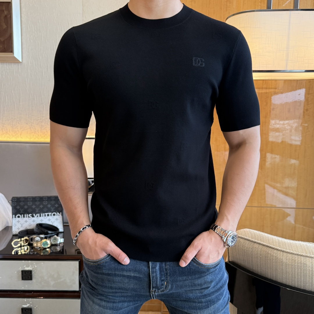 NO:527371,DG-ss autumn and winter half-sleeved base shirt series!  Casual business wear, essential for inner wear, selected top-grade - worsted mulberry silk blended fabric, delicate feel, close-fitting and comfortable without tying, good upper body style, warm wear, the counter logo design is very unique, male gods, don’t miss it!  Size M-3XL, alexander wang19860909DG-ss秋冬半袖打底衫系列！休闲商务外穿 内搭必备款,精选上等-精纺桑蚕丝混纺面料,面料手感细腻,贴身舒适不扎肉,上身版型好 穿着保暖,专柜标志设计非常独特,男神们别错过！ 尺码 M-3XL,,alexander wang,Men's clothing