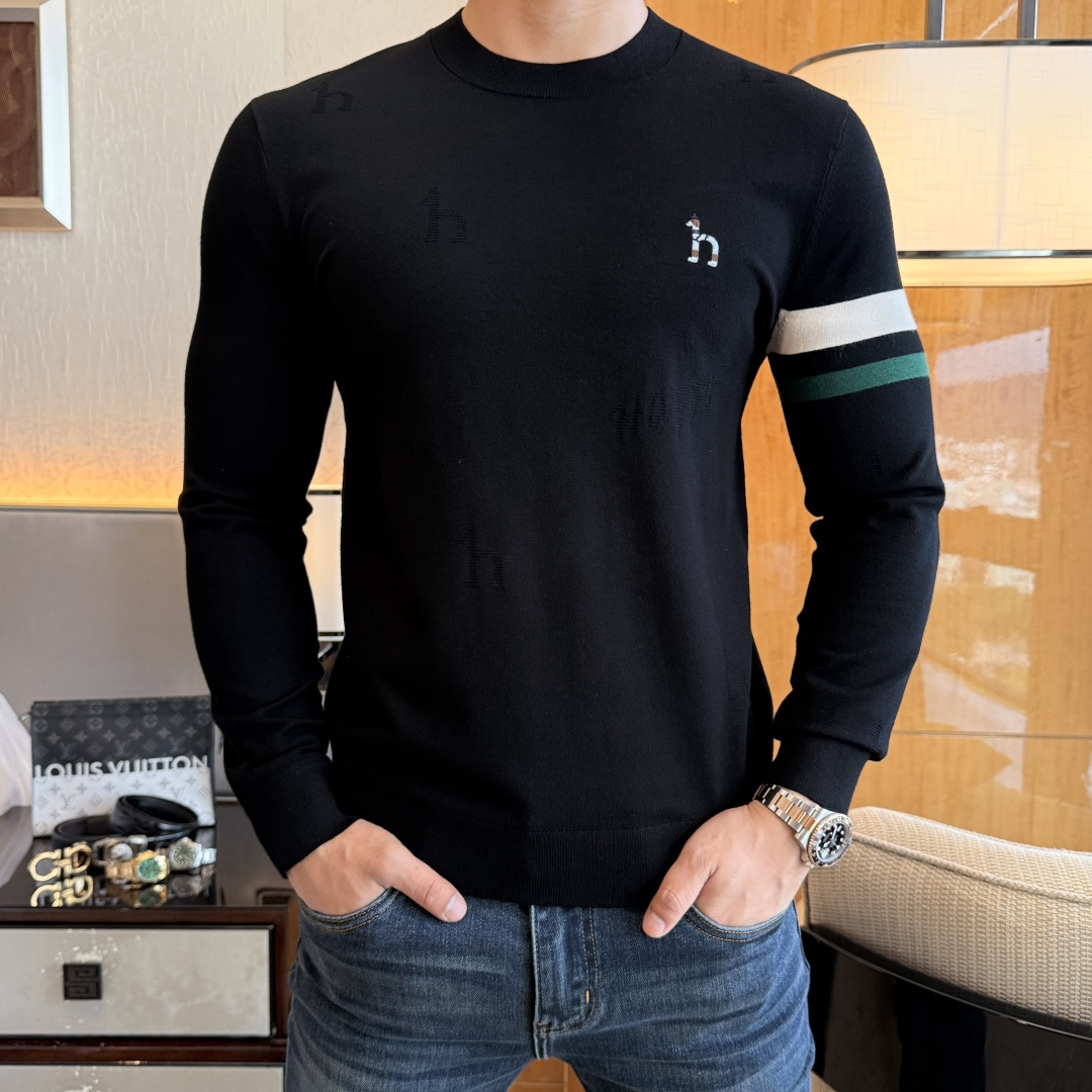 NO:528449,Hermas - 2025ss autumn and winter counter has a big hit knitted sweater, casual and fashionable outside, essential for inner wear, customized imported wool blend fabric, delicate fabric, close-fitting and comfortable without thorn, good upper body style, warm, the counter logo design is very unique, original quality and craftsmanship is absolutely the highest version in the market, the top original version is super-skinned, soft and crisp, not easy to deform. The lock edge sewing plates are very rigorous and exquisite, absolutely first-line OEM requirements!  Don't miss it, male gods!  Size M-3XL, hermes,alexander wang19860909爱玛仕 - 2025ss秋冬专柜大爆款针织毛衫,休闲时尚外穿 内搭必备款,定制进口羊毛混纺面料,面料手感细腻,贴身舒适不扎肉,上身版型好 穿着保暖,专柜标志设计非常独特,原版品质与工艺 绝对市场最高版本 顶级原版穿着超赞 柔顺挺括,不易变形.锁边缝盘都非常严谨考究 绝对一线代工要求！男神们别错过！ 尺码 M-3XL,,hermes,alexander wang,Men's clothing