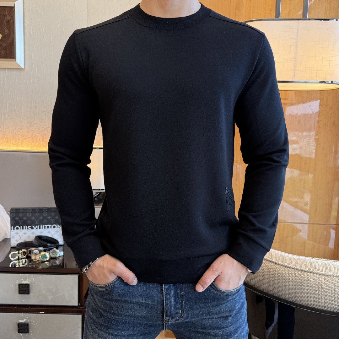 NO:528455,Prada - 2025ss autumn new style, the highest version of fashionable sweatshirt, a must-have classic work every year. It is favored and praised by major stars. It is selected high-end European cotton blend fabrics, heavy craftsmanship production, original hardware and auxiliary materials logo design, soft and smooth, and dense texture!  Fashionable and stylish upper body!  One of the impeccable must-choose styles for autumn!  M-3XL, prada, hoodie, sweatshirts, alexander wang19860909普拉达 - 2025ss秋季大爆新款,最高版本时尚卫衣、每年必出的经典之作.受各大明星的青睐推崇,精选高端欧棉混纺面料,重工艺制作,原版五金辅料logo设计,柔软顺滑,质地密实！上身时尚有型！秋季无可挑剔必选款式之一！M-3XL,,prada,hoodie,sweatshirts,alexander wang,Men's clothing