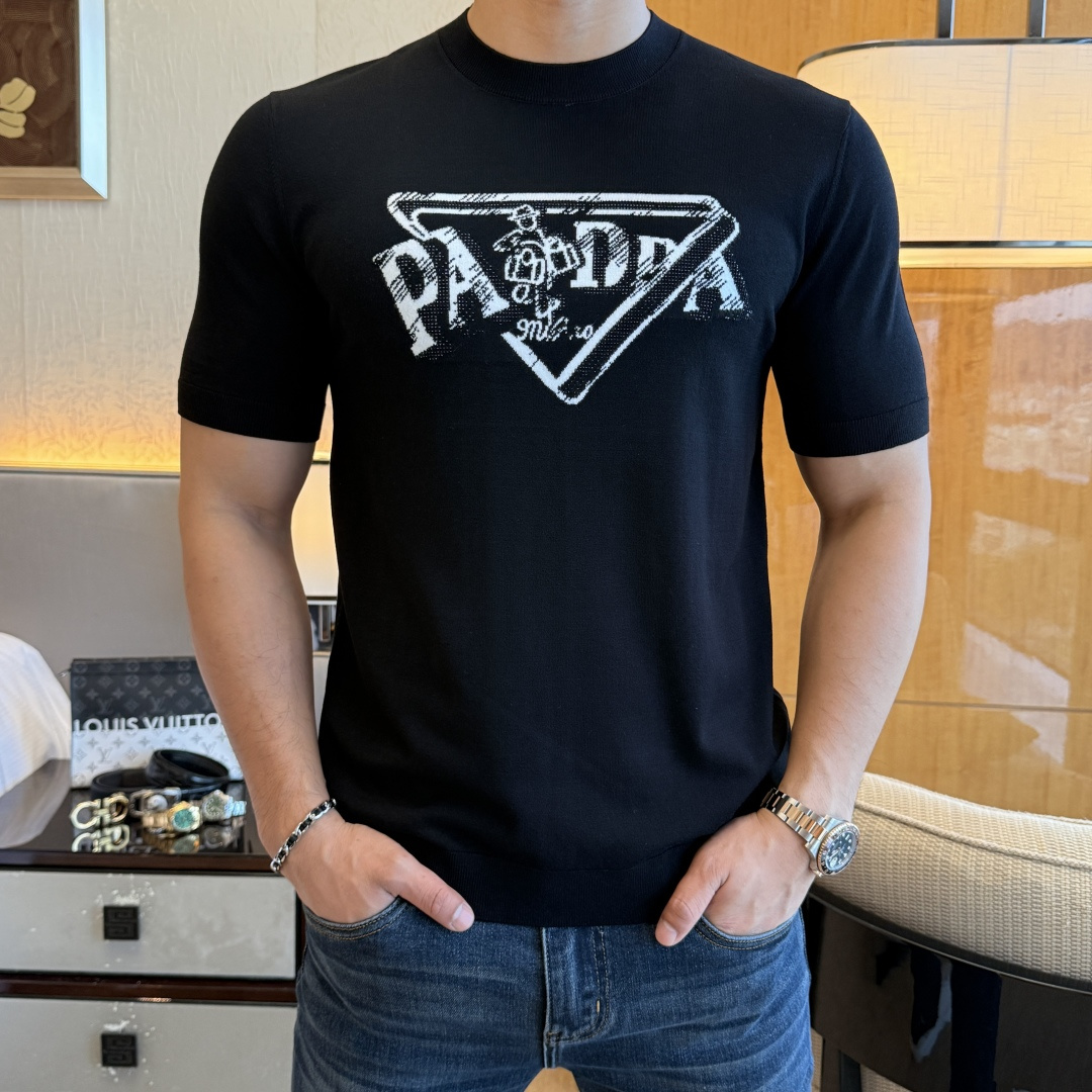 NO:527353,Prada -ss autumn and winter half-sleeved base shirt series!  Casual business wear, essential for inner wear, selected top-grade - worsted mulberry silk blended fabric, delicate feel, close-fitting and comfortable without tying, good upper body style, warm wear, the counter logo design is very unique, male gods, don’t miss it!  Size M-3XL, prada,alexander wang19860909普拉达 -ss秋冬半袖打底衫系列！休闲商务外穿 内搭必备款,精选上等-精纺桑蚕丝混纺面料,面料手感细腻,贴身舒适不扎肉,上身版型好 穿着保暖,专柜标志设计非常独特,男神们别错过！ 尺码 M-3XL,,prada,alexander wang,Men's clothing