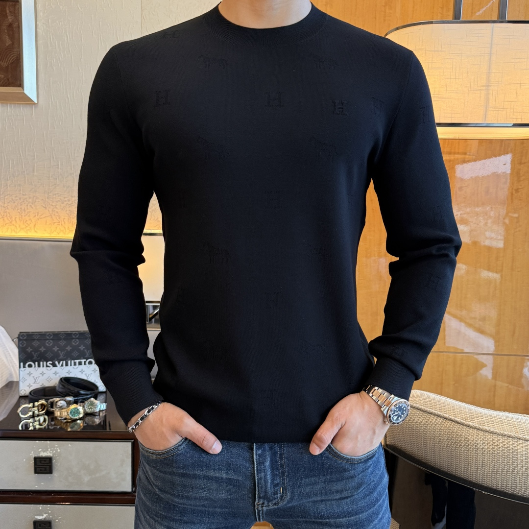 NO:528445,Hermas - 2025ss autumn and winter counter has a big hit knitted sweater, casual and fashionable outside, essential for inner wear, customized imported wool blend fabric, delicate fabric, close-fitting and comfortable without thorn, good upper body style, warm, the counter logo design is very unique, original quality and craftsmanship is absolutely the highest version in the market, the top original version is super-skinned, soft and crisp, not easy to deform. The lock edge sewing plates are very rigorous and exquisite, absolutely first-line OEM requirements!  Don't miss it, male gods!  Size M-3XL, hermes,alexander wang19860909爱玛仕 - 2025ss秋冬专柜大爆款针织毛衫,休闲时尚外穿 内搭必备款,定制进口羊毛混纺面料,面料手感细腻,贴身舒适不扎肉,上身版型好 穿着保暖,专柜标志设计非常独特,原版品质与工艺 绝对市场最高版本 顶级原版穿着超赞 柔顺挺括,不易变形.锁边缝盘都非常严谨考究 绝对一线代工要求！男神们别错过！ 尺码 M-3XL,,hermes,alexander wang,Men's clothing