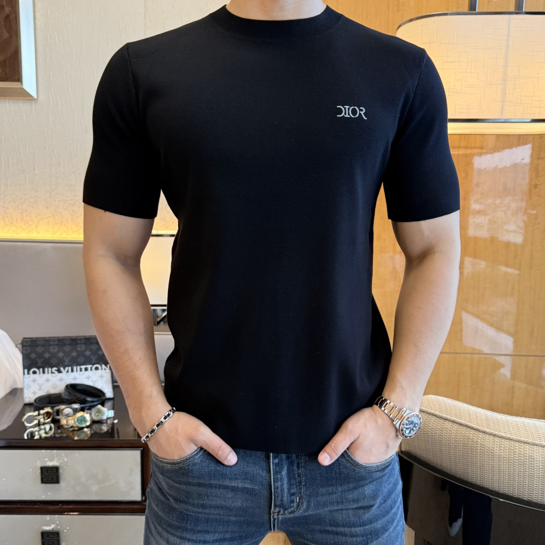 NO:531693,Dior -ss autumn and winter half-sleeved base shirt series!  Casual business wear, essential for inner wear, selected top-grade - worsted mulberry silk blended fabric, delicate feel, close-fitting and comfortable without tying, good upper body style, warm wear, the counter logo design is very unique, male gods, don’t miss it!  Size M-3XL,dior,alexander wang19860909迪奥 -ss秋冬半袖打底衫系列！休闲商务外穿 内搭必备款,精选上等-精纺桑蚕丝混纺面料,面料手感细腻,贴身舒适不扎肉,上身版型好 穿着保暖,专柜标志设计非常独特,男神们别错过！ 尺码 M-3XL,,dior,alexander wang,Men's clothing