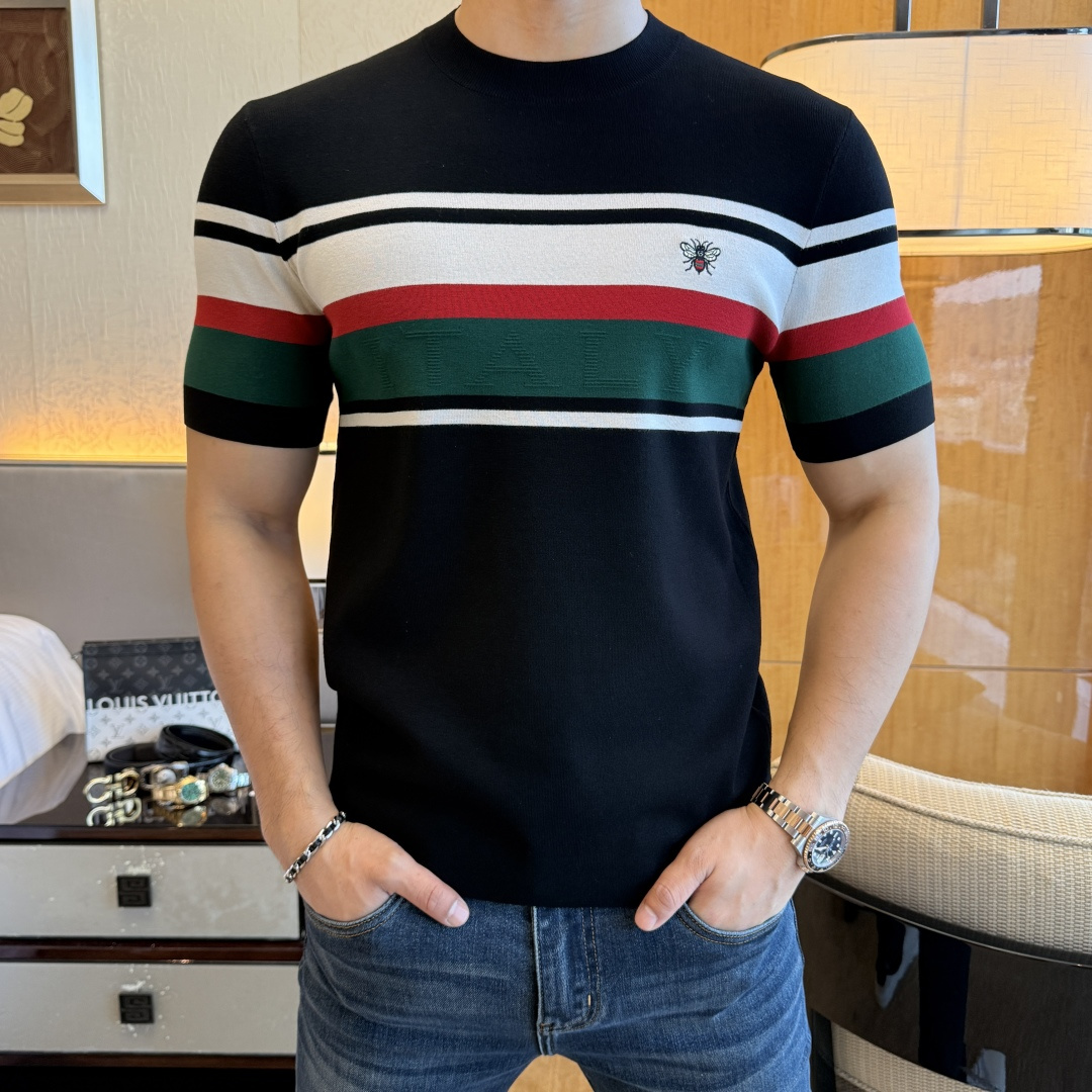 NO:526328,Guqi - 2025ss autumn and winter half-sleeved base shirt series!  Casual business wear, essential for inner wear, selected top-grade - worsted mulberry silk blended fabric, delicate feel, close-fitting and comfortable without tying, good upper body style, warm wear, the counter logo design is very unique, male gods, don’t miss it!  Size M-3XL, alexander wang19860909古奇 -2025ss秋冬半袖打底衫系列！休闲商务外穿 内搭必备款,精选上等-精纺桑蚕丝混纺面料,面料手感细腻,贴身舒适不扎肉,上身版型好 穿着保暖,专柜标志设计非常独特,男神们别错过！ 尺码 M-3XL,,alexander wang,Men's clothing