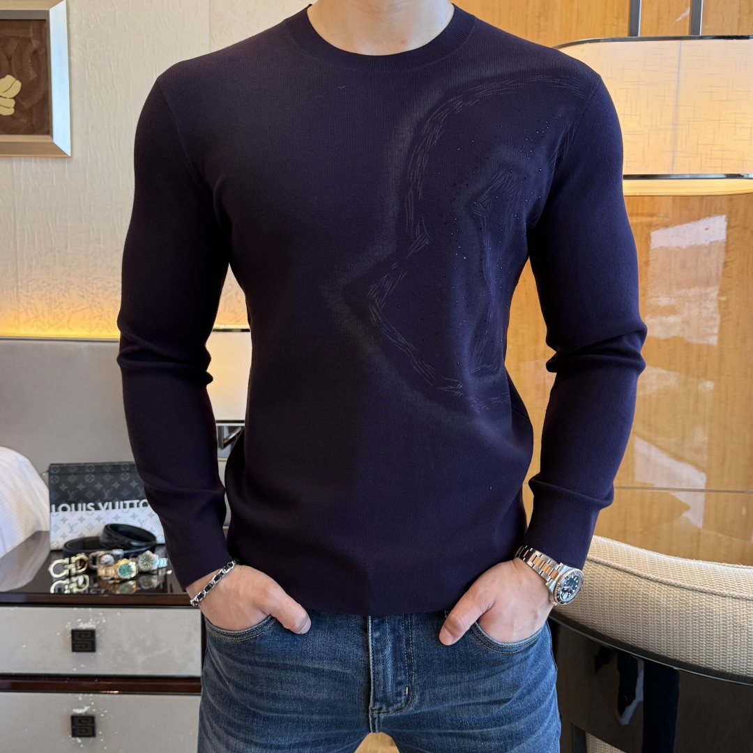 NO:571677,Mengkou - 2025SS Autumn and Winter counter's popular knitted sweater, casual and fashionable outer wear, a must-have for inner wear, custom-made imported wool blended fabric, the fabric has a delicate feel, close to the body and is comfortable without digging into the flesh, and the upper body has a good shape. It is warm to wear, the counter logo design is very unique, the original quality and craftsmanship are definitely the highest version on the market. The top original version is awesome to wear. It is soft and crisp, not easy to deform. The seams and stitching plates are very rigorous and elegant. Absolute first-line OEM requirements!  Don’t miss it, male gods!  Size M-3XL,,Moncler,alexander wang19860909蒙口 - 2025ss秋冬专柜大爆款针织毛衫,休闲时尚外穿 内搭必备款,定制进口羊毛混纺面料,面料手感细腻,贴身舒适不扎肉,上身版型好 穿着保暖,专柜标志设计非常独特,原版品质与工艺 绝对市场最高版本 顶级原版穿着超赞 柔顺挺括,不易变形.锁边缝盘都非常严谨考究 绝对一线代工要求！男神们别错过！ 尺码 M-3XL,,Moncler,alexander wang,Men's clothing