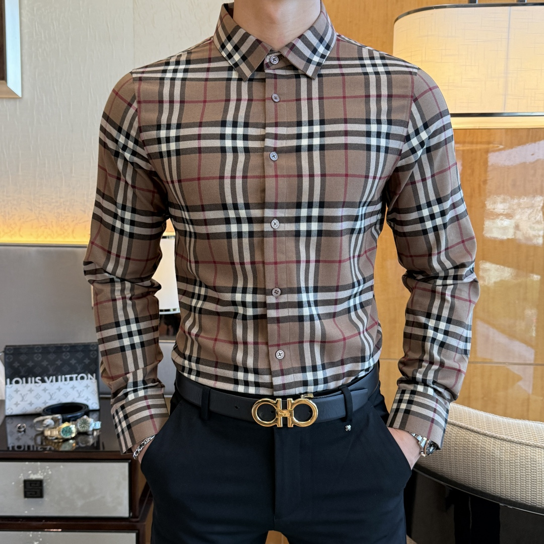 NO:526332,Burberry - 2025ss autumn and winter fashion hit long-sleeved shirts, trading company channel goods, perfect quality, belonging to the cabinet level, predictable hot product, high-end customized imported high-end cotton blend fabric, master-level tailoring, invincible texture, excellent skin-friendly, very outstanding aesthetic design, exquisite craftsmanship, smooth lines, perfect matching!  Easy to upgrade the sense of fashion, with high recognition, excellent upper body effect, extremely exquisite workmanship, neat and meticulous routes, and can be matched for business or daily leisure!  Counter size M-3XL, burberry,shirts,alexander wang19860909巴宝莉 - 2025ss秋冬时尚大爆款精品长袖衬衫,贸易公司渠道货,品相完美如斯,属于入柜级别,可预见性的爆款,高级定制进口高级棉混纺面料,大师级剪裁,质感无敌,亲肤性极佳,非常出彩的美学设计,工艺精湛,线条流畅,完美搭配！轻松将时髦感进阶,有着高强辨识度,上身效果超赞,做工极为考究严谨,走线工整细致,商务抑或日常休闲均可搭配！专柜尺码 M-3XL,,burberry,shirts,alexander wang,Men's clothing