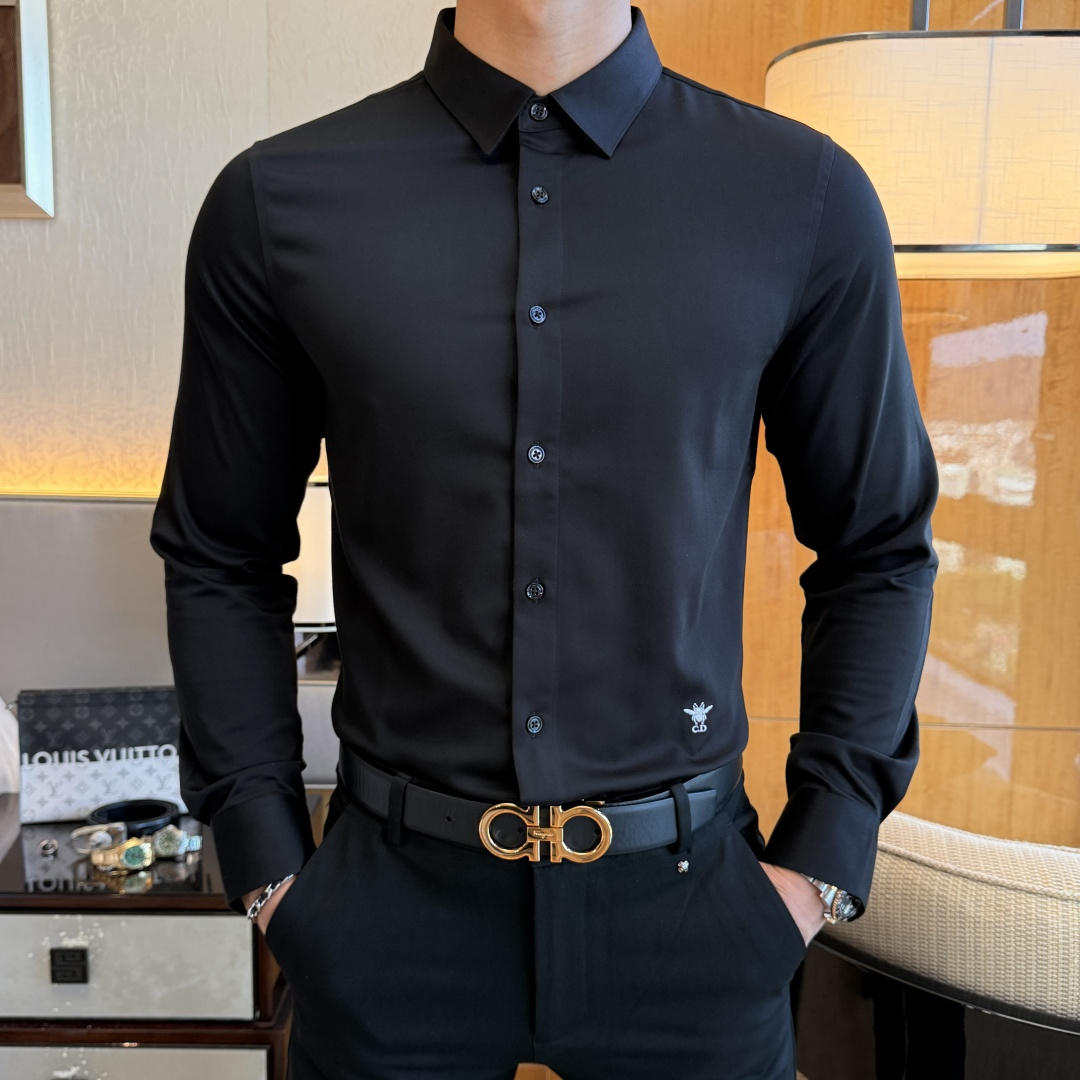 NO:526330,Dior - 2025ss autumn and winter fashion hit long-sleeved shirts, trading company channel goods, perfect quality, belonging to the cabinet level, predictable hot product, high-end customized imported high-end cotton blend fabric, master-level tailoring, invincible texture, excellent skin-friendly, very outstanding aesthetic design, exquisite craftsmanship, smooth lines, perfect matching!  Easy to upgrade the sense of fashion, with high recognition, excellent upper body effect, extremely exquisite workmanship, neat and meticulous routes, and can be matched for business or daily leisure!  Counter size M-3XL, dior,shirts,alexander wang19860909迪奥 - 2025ss秋冬时尚大爆款精品长袖衬衫,贸易公司渠道货,品相完美如斯,属于入柜级别,可预见性的爆款,高级定制进口高级棉混纺面料,大师级剪裁,质感无敌,亲肤性极佳,非常出彩的美学设计,工艺精湛,线条流畅,完美搭配！轻松将时髦感进阶,有着高强辨识度,上身效果超赞,做工极为考究严谨,走线工整细致,商务抑或日常休闲均可搭配！专柜尺码 M-3XL,,dior,shirts,alexander wang,Men's clothing