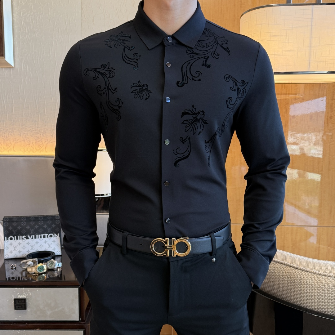 NO:527372,Versace - ss-Autumn and Winter Fashion Big Boutique Long-sleeved Shirts, Trading Company Channel Products, the perfect quality, belongs to the cabinet-level, predictable hot product, high-end customized imported high-end cotton blend fabric, master-level tailoring, invincible texture, excellent skin-friendly, very outstanding aesthetic design, exquisite craftsmanship, smooth lines, perfect matching!  Easy to upgrade the sense of fashion, with high recognition, excellent upper body effect, extremely exquisite workmanship, neat and meticulous routes, and can be matched for business or daily leisure!  Counter size M-3XL, versace,shirts,alexander wang19860909范思哲 - ss秋冬时尚大爆款精品长袖衬衫,贸易公司渠道货,品相完美如斯,属于入柜级别,可预见性的爆款,高级定制进口高级棉混纺面料,大师级剪裁,质感无敌,亲肤性极佳,非常出彩的美学设计,工艺精湛,线条流畅,完美搭配！轻松将时髦感进阶,有着高强辨识度,上身效果超赞,做工极为考究严谨,走线工整细致,商务抑或日常休闲均可搭配！专柜尺码 M-3XL,,versace,shirts,alexander wang,Men's clothing