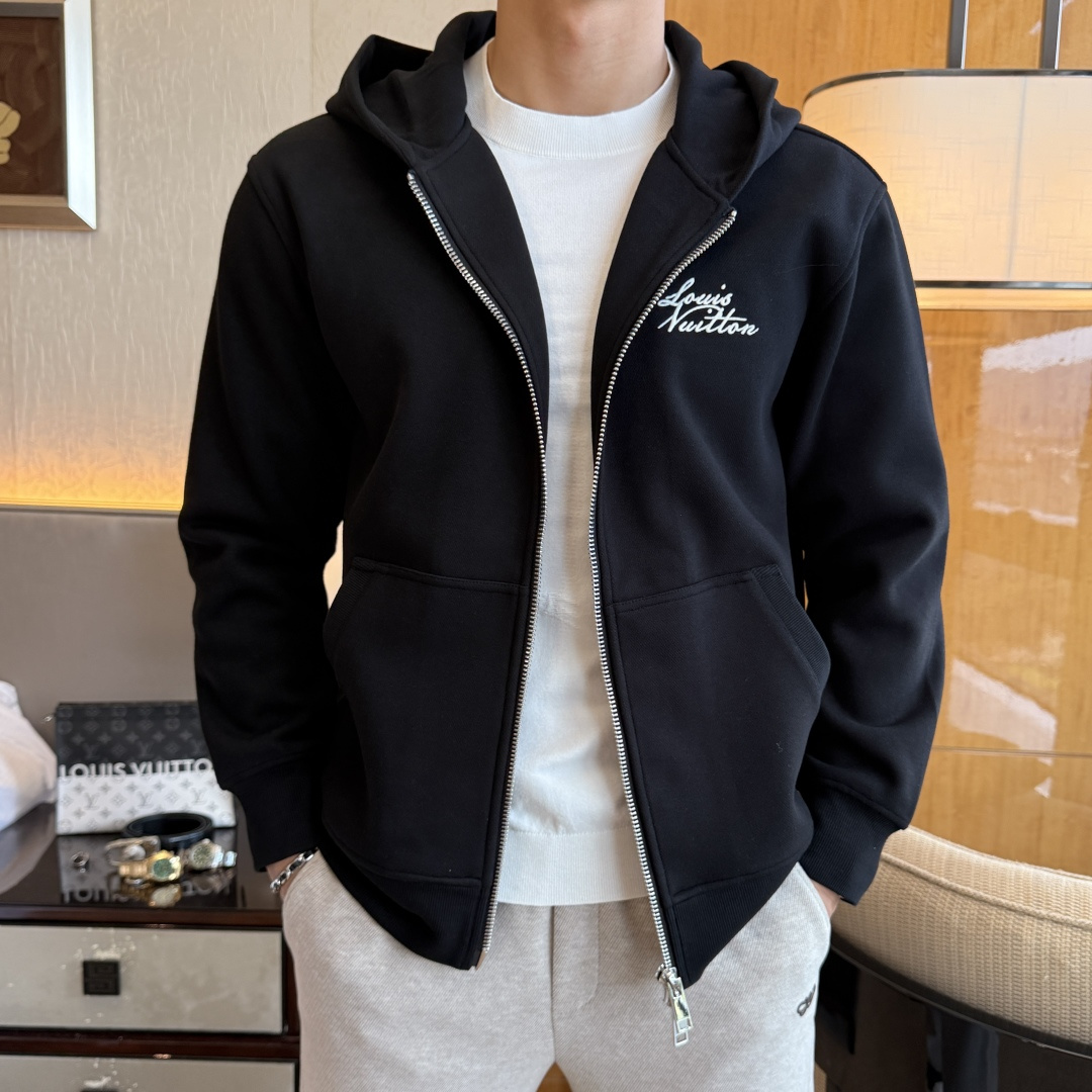 NO:529770,LV - ss big boutique sweatshirt jackets in autumn and winter, customized high-quality polyester fiber fabric!  Top-level fashion brand elements logo design, complete with three standards!  The original hardware and accessories have smooth lines and exquisite craftsmanship, excellent upper body style, comfortable fabric, windproof and warm, and casual matching are very fashionable, handsome, casual and fashionable men's must-have!  Size M-3XL can wear up to 190 catties!  ,,louis vuitton,hoodie,sweatshirts,jackets & coats,alexander wang19860909LV - ss秋冬大爆款精品卫衣夹克,定制高品质聚酯纤维面料！顶级时尚大牌元素logo设计,三标齐全！原版五金辅料,线条流畅,工艺精致,上身版型超赞,面料舒适,挡风保暖,随意搭配都非常时尚帅气休闲时尚男仕必备款哦！尺码M-3XL 最大可穿190斤！,,louis vuitton,hoodie,sweatshirts,jackets & coats,alexander wang,Men's clothing
