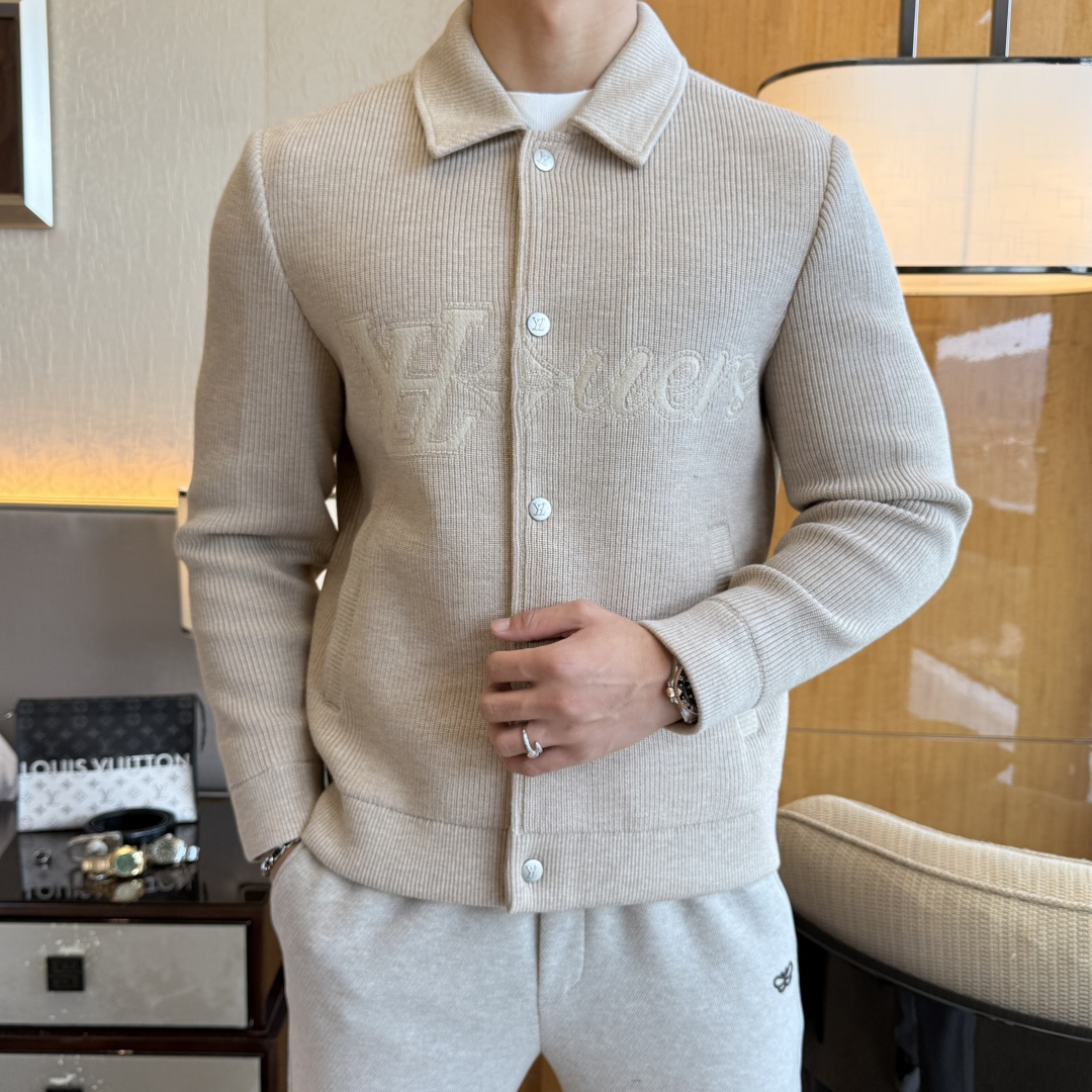 NO:531703,LV - ss big boutique jackets in autumn and winter, customized high-quality polyester fiber fabric!  Top-level fashion brand elements logo design, complete with three standards!  The original hardware and accessories have smooth lines and exquisite craftsmanship, excellent upper body style, comfortable fabric, windproof and warm, and casual matching are very fashionable, handsome, casual and fashionable men's must-have!  Size M-3XL can wear up to 190 catties!  ,,louis vuitton,jackets & coats,alexander wang19860909LV - ss秋冬大爆款精品夹克,定制高品质聚酯纤维面料！顶级时尚大牌元素logo设计,三标齐全！原版五金辅料,线条流畅,工艺精致,上身版型超赞,面料舒适,挡风保暖,随意搭配都非常时尚帅气休闲时尚男仕必备款哦！尺码M-3XL 最大可穿190斤！,,louis vuitton,jackets & coats,alexander wang,Men's clothing