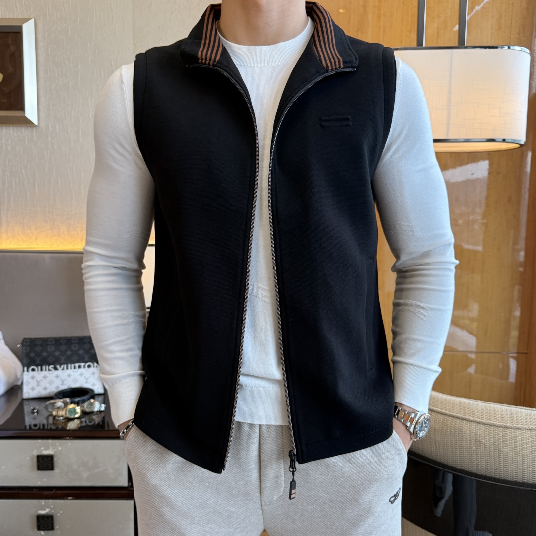 NO:531683,JINIA-SS Big Hot Autumn Vest Jacket, Customized High-Quality Polyester Fabric!  Top-level fashion brand elements logo design, complete with three standards!  The original hardware and accessories have smooth lines and exquisite craftsmanship, excellent upper body style, comfortable fabric, windproof and warm, and casual matching are very fashionable, handsome, casual and fashionable men's must-have!  Size M-3XL can wear up to 190 catties!  ,zegna,jackets & coats,alexander wang19860909杰尼娅- ss大爆款秋装马甲夹克,定制高品质聚酯纤维面料！顶级时尚大牌元素logo设计,三标齐全！原版五金辅料,线条流畅,工艺精致,上身版型超赞,面料舒适,挡风保暖,随意搭配都非常时尚帅气休闲时尚男仕必备款哦！尺码M-3XL 最大可穿190斤！,,zegna,jackets & coats,alexander wang,Men's clothing