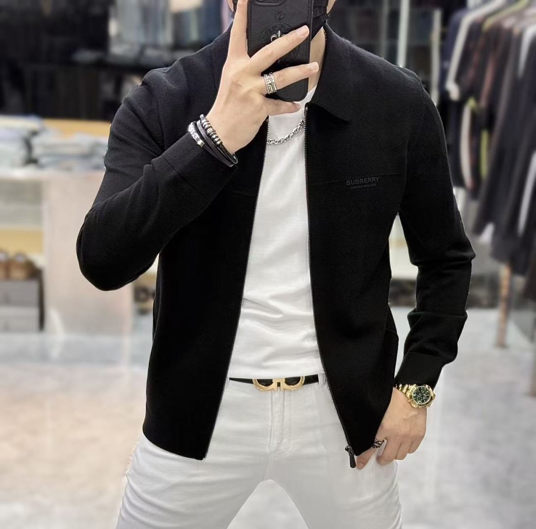 NO:540220,Burberry - New autumn and winter men's wool knitted cardigan jacket. The counter is selling hot items, and a versatile item that every major fashion buyer celebrity handed over. It is simple and fashionable and beautiful, with a gentleman look on the upper body. The whole sweater is not only exquisite in texture, but also fine and fine workmanship. The overall beauty and generous ensure that the silhouette of the clothes is not easy to deform. Customized wool fabrics are neither loose nor tight, and have a very good restoration. A fashion item that combines cold resistance and fashion in autumn and winter. m-3XL, burberry, jackets & coats, sweaters, alexander wang19860909巴宝莉 - 秋冬新款男士羊毛针织开衫外套.专柜在售爆款单品,各大时尚买手明星人手一件的百搭单品.简单时尚甚是好看,上身绅士范十足.整件毛衣不单纹理工艺精美,走线更是精工细作均匀整齐.整体美观大方保证了衣服的廓形不易变形.定制羊毛面料,既不会很宽松也不会很紧绷,恢复性非常好.秋冬御寒与时尚兼备的一款时装单品.m-3XL,,burberry,jackets & coats,sweaters,alexander wang,Men's clothing