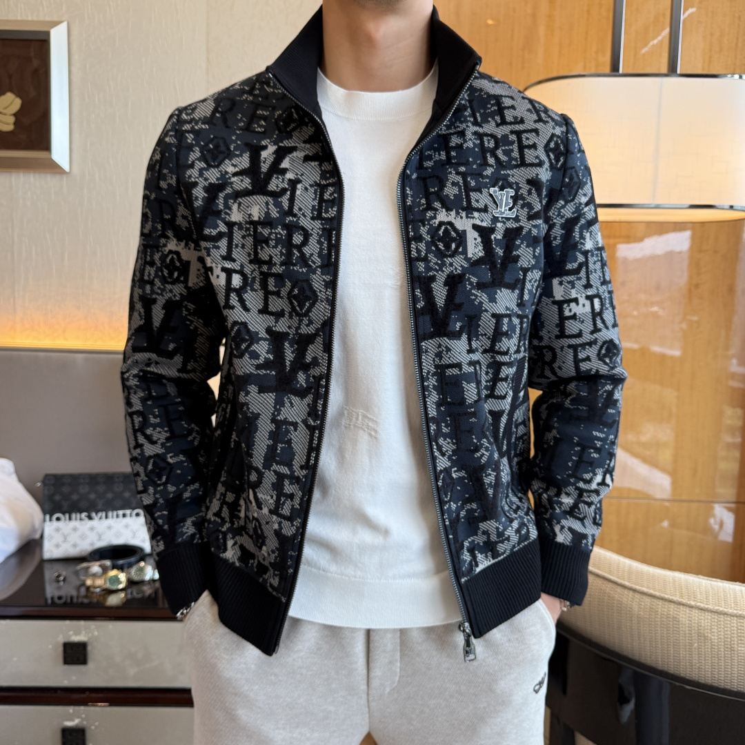 NO:529782,LV - ss big boutique jackets in autumn and winter, customized high-quality polyester fiber fabric!  Top-level fashion brand elements logo design, complete with three standards!  The original hardware and accessories have smooth lines and exquisite craftsmanship, excellent upper body style, comfortable fabric, windproof and warm, and casual matching are very fashionable, handsome, casual and fashionable men's must-have!  Size M-3XL can wear up to 190 catties!  ,,louis vuitton,jackets & coats,alexander wang19860909LV - ss秋冬大爆款精品夹克,定制高品质聚酯纤维面料！顶级时尚大牌元素logo设计,三标齐全！原版五金辅料,线条流畅,工艺精致,上身版型超赞,面料舒适,挡风保暖,随意搭配都非常时尚帅气休闲时尚男仕必备款哦！尺码M-3XL 最大可穿190斤！,,louis vuitton,jackets & coats,alexander wang,Men's clothing