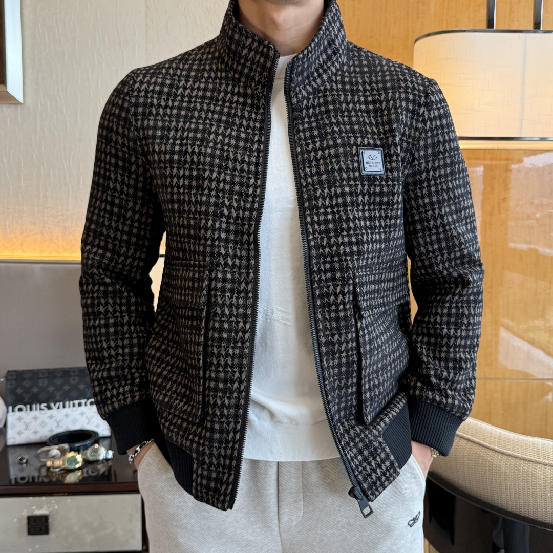 NO:529774,Valentino-Ss's big boutique jacket in autumn and winter, customized high-quality polyester fabric!  Top-level fashion brand elements logo design, complete with three standards!  The original hardware and accessories have smooth lines and exquisite craftsmanship, excellent upper body style, comfortable fabric, windproof and warm, and casual matching are very fashionable, handsome, casual and fashionable men's must-have!  Size M-3XL can wear up to 190 catties!  , valentino,jackets & coats,alexander wang19860909华伦天奴- ss秋冬大爆款精品夹克,定制高品质聚酯纤维面料！顶级时尚大牌元素logo设计,三标齐全！原版五金辅料,线条流畅,工艺精致,上身版型超赞,面料舒适,挡风保暖,随意搭配都非常时尚帅气休闲时尚男仕必备款哦！尺码M-3XL 最大可穿190斤！,,valentino,jackets & coats,alexander wang,Men's clothing