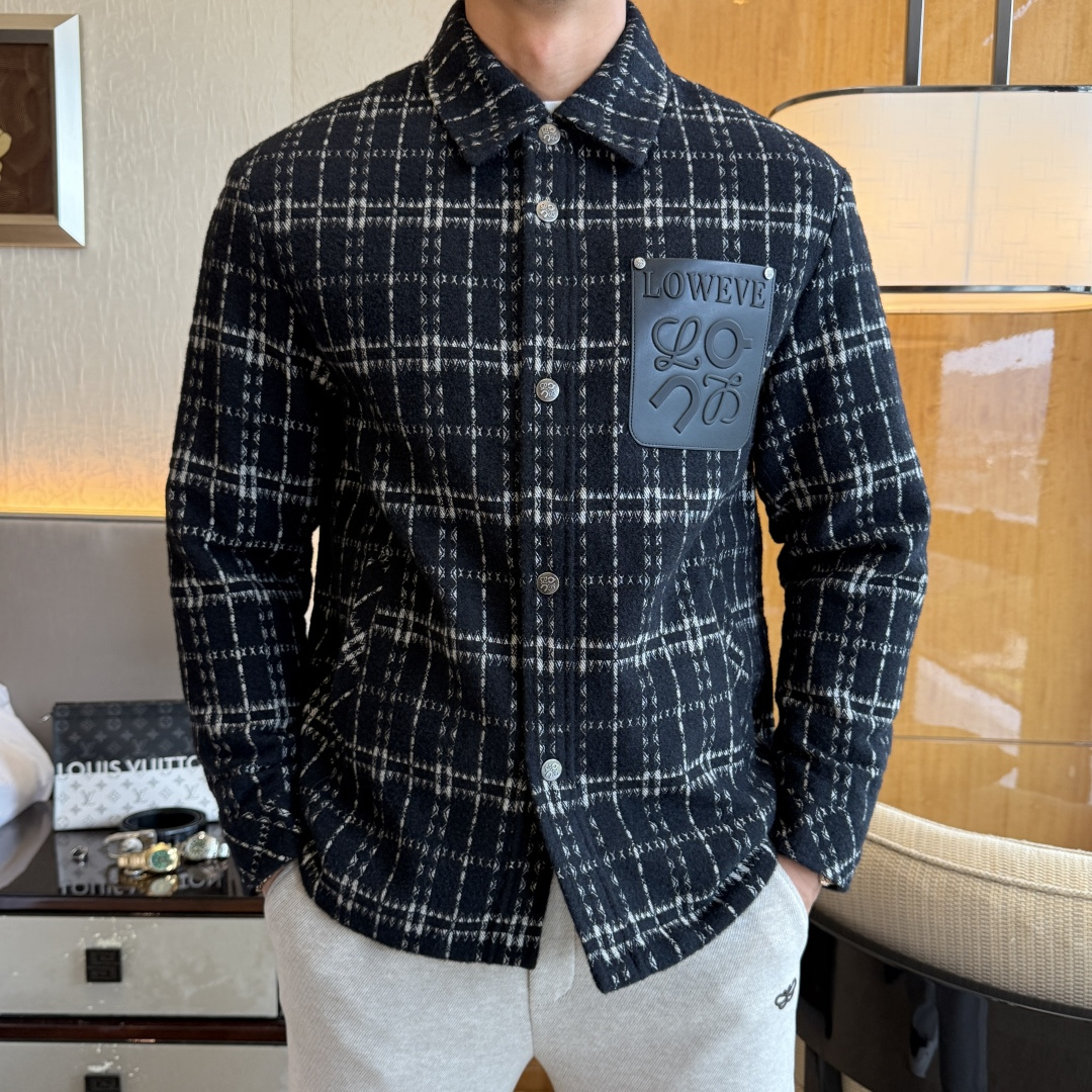 NO:529784,Luo Yiwei - SS's big hit wool jacket in autumn and winter, customized high-quality polyester fiber fabric!  Top-level fashion brand elements logo design, complete with three standards!  The original hardware and accessories have smooth lines and exquisite craftsmanship, excellent upper body style, comfortable fabric, windproof and warm, and casual matching are very fashionable, handsome, casual and fashionable men's must-have!  Size M-3XL can wear up to 190 catties!  ,,jackets & coats,jackets & coats,alexander wang19860909罗薏葳 - ss秋冬大爆款精品羊毛夹克外套,定制高品质聚酯纤维面料！顶级时尚大牌元素logo设计,三标齐全！原版五金辅料,线条流畅,工艺精致,上身版型超赞,面料舒适,挡风保暖,随意搭配都非常时尚帅气休闲时尚男仕必备款哦！尺码M-3XL 最大可穿190斤！,,jackets & coats,jackets & coats,alexander wang,Men's clothing