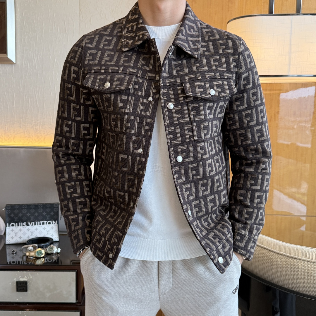 NO:527367,Fendi - SS Fall and Winter Big Boutique Business Casual Jacket Jacket, Customized High-quality Polyester Fabric!  Top-level fashion brand elements logo design, complete with three standards!  The original hardware and accessories have smooth lines and exquisite craftsmanship, excellent upper body style, comfortable fabric, windproof and warm, and casual matching are very fashionable, handsome, casual and fashionable men's must-have!  Size M-3XL can wear up to 190 catties!  ,fendi,jackets & coats,jackets & coats,alexander wang19860909芬迪 - ss秋冬大爆款精品商务休闲夹克外套,定制高品质聚酯纤维面料！顶级时尚大牌元素logo设计,三标齐全！原版五金辅料,线条流畅,工艺精致,上身版型超赞,面料舒适,挡风保暖,随意搭配都非常时尚帅气休闲时尚男仕必备款哦！尺码M-3XL 最大可穿190斤！,,fendi,jackets & coats,jackets & coats,alexander wang,Men's clothing