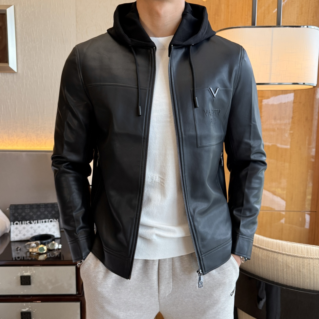 NO:528463,Valentino - 2025ss autumn and winter big leather jacket, boutique European products, luxurious craftsmanship design, fashionable new products, big brands are very fashionable, imported polyester fiber PU leather material, perfect three-dimensional tailoring, more comfortable and versatile to wear, this density sewing process!  Luxury and fashionable to the extreme!  Must-have for trendy men, size M-3XL (model 178/145 catties upper body L size), valentino, jackets & coats,leather jacket,alexander wang19860909华伦天奴 - 2025ss秋冬大爆款皮衣外套,精品欧货,元素奢华工艺设计,时尚新品,大牌很时尚,进口聚酯纤维PU皮材质,完美立体剪裁,穿着起来更加舒服百搭,这种密度的缝制工艺！奢华时尚到极致！潮男必备款,尺码 M-3XL (模特178/145斤上身L码),,valentino,jackets & coats,leather jacket,alexander wang,Men's clothing