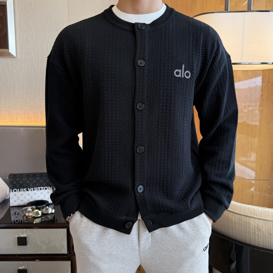 NO:527384,alo - New autumn and winter loose version of knitted cardigan jacket. The counter is selling hot items, and a versatile item that every major fashion buyer celebrity handed over. It is simple and fashionable and beautiful, with a gentleman look on the upper body. The whole sweater is not only exquisite in texture, but also fine and fine workmanship. The overall beauty and generous ensure that the silhouette of the clothes is not easy to deform. Customized wool fabrics are neither loose nor tight, and have a very good restoration. A fashion item that combines cold resistance and fashion in autumn and winter. m-3XL,, jackets & coats, sweaters, alexander wang19860909alo - 秋冬新款宽松版针织开衫外套.专柜在售爆款单品,各大时尚买手明星人手一件的百搭单品.简单时尚甚是好看,上身绅士范十足.整件毛衣不单纹理工艺精美,走线更是精工细作均匀整齐.整体美观大方保证了衣服的廓形不易变形.定制羊毛面料,既不会很宽松也不会很紧绷,恢复性非常好.秋冬御寒与时尚兼备的一款时装单品.m-3XL,,jackets & coats,sweaters,alexander wang,Men's clothing