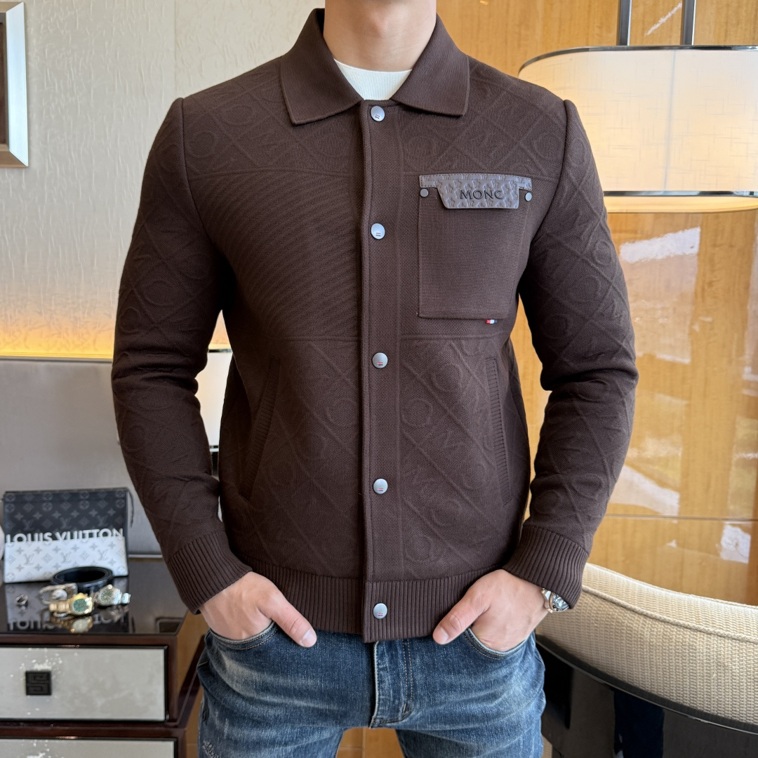 NO:529778,The masked mouth - ss big boutique jacket for autumn and winter, customized high-quality polyester fiber fabric!  Top-level fashion brand elements logo design, complete with three standards!  The original hardware and accessories have smooth lines and exquisite craftsmanship, excellent upper body style, comfortable fabric, windproof and warm, and casual matching are very fashionable, handsome, casual and fashionable men's must-have!  Size M-3XL can wear up to 190 catties!  ,Moncler,jackets & coats,alexander wang19860909蒙口 - ss秋冬大爆款精品夹克,定制高品质聚酯纤维面料！顶级时尚大牌元素logo设计,三标齐全！原版五金辅料,线条流畅,工艺精致,上身版型超赞,面料舒适,挡风保暖,随意搭配都非常时尚帅气休闲时尚男仕必备款哦！尺码M-3XL 最大可穿190斤！,,Moncler,jackets & coats,alexander wang,Men's clothing