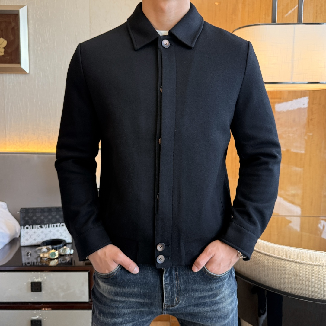 NO:528468,JINIA - 2025ss autumn and winter hot-selling business casual jacket, customized high-quality polyester fiber fabric!  Top-level fashion brand elements logo design, complete with three standards!  The original hardware and accessories have smooth lines and exquisite craftsmanship, excellent upper body style, comfortable fabric, windproof and warm, and casual matching are very fashionable, handsome, casual and fashionable men's must-have!  Size M-3XL can wear up to 190 catties!  ,zegna,jackets & coats,jackets & coats,alexander wang19860909杰尼娅 - 2025ss秋冬大爆款精品商务休闲夹克外套,定制高品质聚酯纤维面料！顶级时尚大牌元素logo设计,三标齐全！原版五金辅料,线条流畅,工艺精致,上身版型超赞,面料舒适,挡风保暖,随意搭配都非常时尚帅气休闲时尚男仕必备款哦！尺码M-3XL 最大可穿190斤！,,zegna,jackets & coats,jackets & coats,alexander wang,Men's clothing