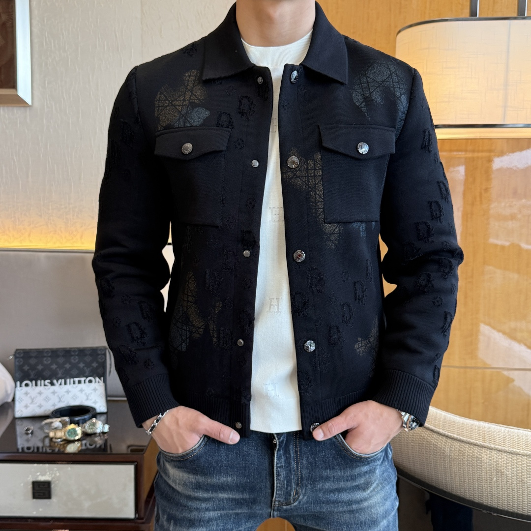 NO:528474,Dior - 2025ss autumn and winter big boutique business casual jacket, customized high-quality polyester fiber fabric!  Top-level fashion brand elements logo design, complete with three standards!  The original hardware and accessories have smooth lines and exquisite craftsmanship, excellent upper body style, comfortable fabric, windproof and warm, and casual matching are very fashionable, handsome, casual and fashionable men's must-have!  Size M-3XL can wear up to 190 catties!  ,dior,jackets & coats,jackets & coats,alexander wang19860909迪奥 - 2025ss秋冬大爆款精品商务休闲夹克外套,定制高品质聚酯纤维面料！顶级时尚大牌元素logo设计,三标齐全！原版五金辅料,线条流畅,工艺精致,上身版型超赞,面料舒适,挡风保暖,随意搭配都非常时尚帅气休闲时尚男仕必备款哦！尺码M-3XL 最大可穿190斤！,,dior,jackets & coats,jackets & coats,alexander wang,Men's clothing