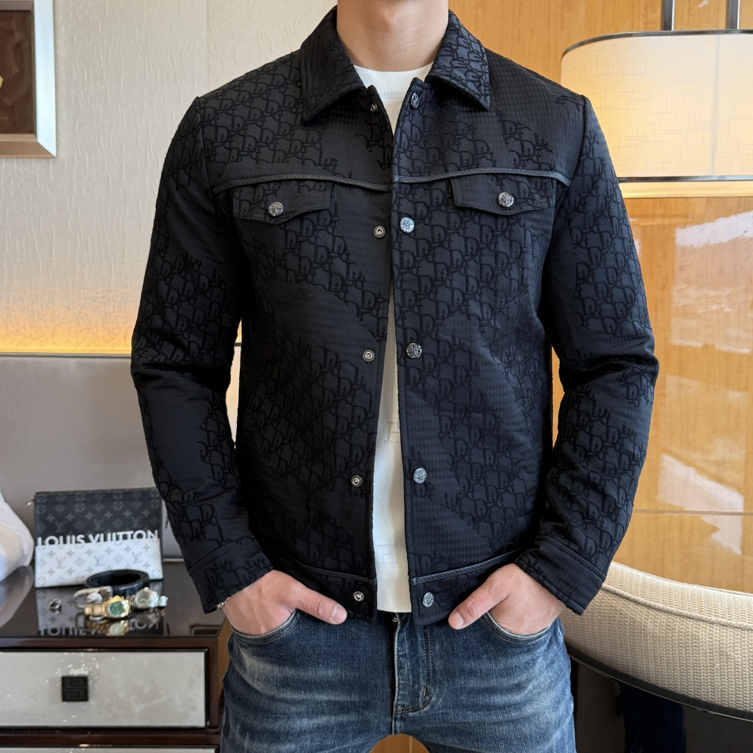 NO:528462,Dior-2025ss autumn and winter big boutique business casual jacket, customized high-quality polyester fiber fabric!  Top-level fashion brand elements logo design, complete with three standards!  The original hardware and accessories have smooth lines and exquisite craftsmanship, excellent upper body style, comfortable fabric, windproof and warm, and casual matching are very fashionable, handsome, casual and fashionable men's must-have!  Size M-3XL can wear up to 190 catties!  ,dior,jackets & coats,jackets & coats,alexander wang19860909迪奥- 2025ss秋冬大爆款精品商务休闲夹克外套,定制高品质聚酯纤维面料！顶级时尚大牌元素logo设计,三标齐全！原版五金辅料,线条流畅,工艺精致,上身版型超赞,面料舒适,挡风保暖,随意搭配都非常时尚帅气休闲时尚男仕必备款哦！尺码M-3XL 最大可穿190斤！,,dior,jackets & coats,jackets & coats,alexander wang,Men's clothing