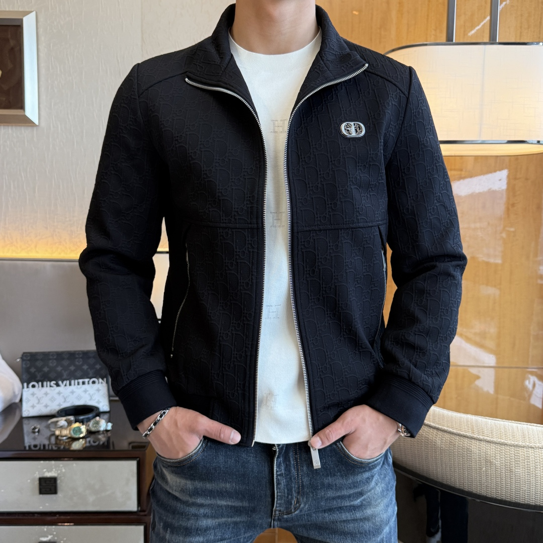 NO:527383,Dior - SS Fall and Winter Big Boutique Business and Casual Jacquard Jacket, Customized High-quality Polyester Fabric!  Top-level fashion brand elements logo design, complete with three standards!  The original hardware and accessories have smooth lines and exquisite craftsmanship, excellent upper body style, comfortable fabric, windproof and warm, and casual matching are very fashionable, handsome, casual and fashionable men's must-have!  Size M-3XL can wear up to 190 catties!  ,dior,jackets & coats,jackets & coats,alexander wang19860909迪奥 - ss秋冬大爆款精品商务休闲提花夹克外套,定制高品质聚酯纤维面料！顶级时尚大牌元素logo设计,三标齐全！原版五金辅料,线条流畅,工艺精致,上身版型超赞,面料舒适,挡风保暖,随意搭配都非常时尚帅气休闲时尚男仕必备款哦！尺码M-3XL 最大可穿190斤！,,dior,jackets & coats,jackets & coats,alexander wang,Men's clothing