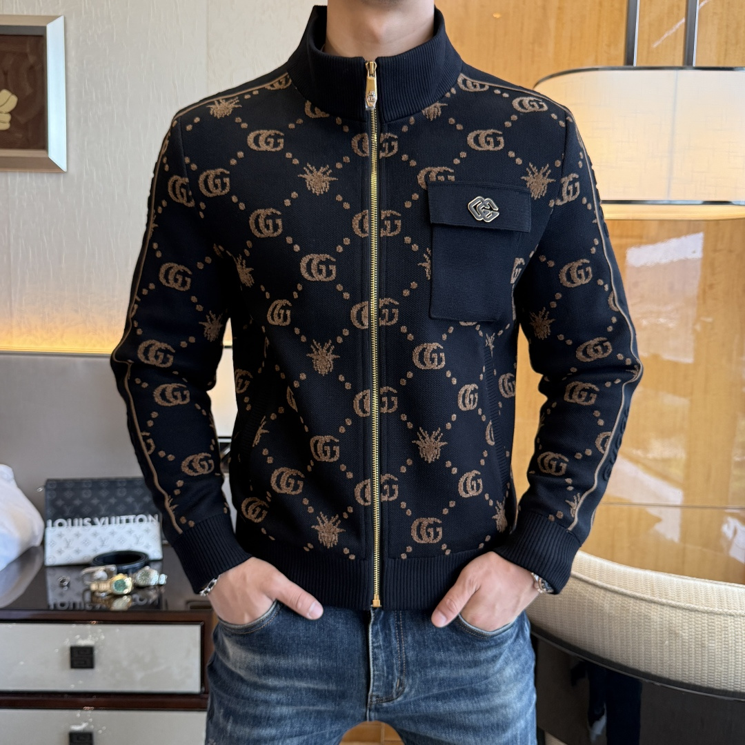 NO:529780,Guqi-ss' big boutique jacket in autumn and winter, customized high-quality polyester fiber fabric!  Top-level fashion brand elements logo design, complete with three standards!  The original hardware and accessories have smooth lines and exquisite craftsmanship, excellent upper body style, comfortable fabric, windproof and warm, and casual matching are very fashionable, handsome, casual and fashionable men's must-have!  Size M-3XL can wear up to 190 catties!  ,,jackets & coats,alexander wang19860909古奇 - ss秋冬大爆款精品夹克,定制高品质聚酯纤维面料！顶级时尚大牌元素logo设计,三标齐全！原版五金辅料,线条流畅,工艺精致,上身版型超赞,面料舒适,挡风保暖,随意搭配都非常时尚帅气休闲时尚男仕必备款哦！尺码M-3XL 最大可穿190斤！,,jackets & coats,alexander wang,Men's clothing