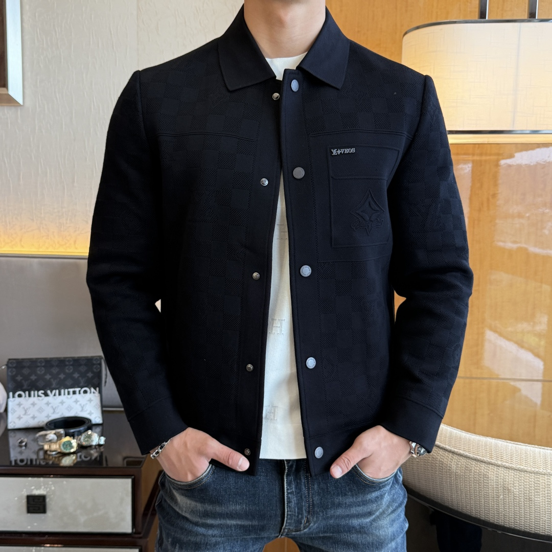 NO:549348,LV- 2025ss autumn and winter boutique jackets, customized high-quality polyester fiber fabric!  Top-level fashion brand elements logo design, complete with three standards!  The original hardware and accessories have smooth lines and exquisite craftsmanship, excellent upper body style, comfortable fabric, windproof and warm, and casual matching are very fashionable, handsome, casual and fashionable men's must-have!  Size M-3XL can wear up to 190 catties!  ,,louis vuitton,jackets & coats,alexander wang19860909LV- 2025ss秋冬大爆款精品夹克,定制高品质聚酯纤维面料！顶级时尚大牌元素logo设计,三标齐全！原版五金辅料,线条流畅,工艺精致,上身版型超赞,面料舒适,挡风保暖,随意搭配都非常时尚帅气休闲时尚男仕必备款哦！尺码M-3XL 最大可穿190斤！,,louis vuitton,jackets & coats,alexander wang,Men's clothing