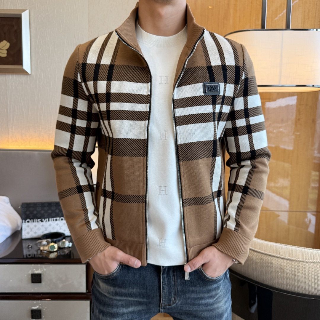 NO:528477,Burberry - 2025ss autumn and winter hot-selling business casual jacket, customized high-quality polyester fiber fabric!  Top-level fashion brand elements logo design, complete with three standards!  The original hardware and accessories have smooth lines and exquisite craftsmanship, excellent upper body style, comfortable fabric, windproof and warm, and casual matching are very fashionable, handsome, casual and fashionable men's must-have!  Size M-3XL can wear up to 190 catties!  ,burberry,jackets & coats,jackets & coats,alexander wang19860909巴宝莉 - 2025ss秋冬大爆款精品商务休闲夹克外套,定制高品质聚酯纤维面料！顶级时尚大牌元素logo设计,三标齐全！原版五金辅料,线条流畅,工艺精致,上身版型超赞,面料舒适,挡风保暖,随意搭配都非常时尚帅气休闲时尚男仕必备款哦！尺码M-3XL 最大可穿190斤！,,burberry,jackets & coats,jackets & coats,alexander wang,Men's clothing