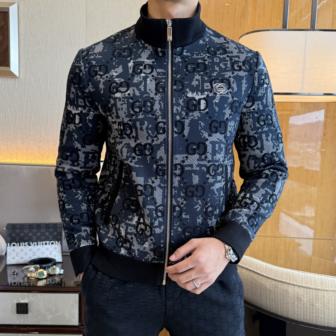 NO:527364,Guqi-ss' big hit business casual jacket in autumn and winter, customized high-quality polyester fiber fabric!  Top-level fashion brand elements logo design, complete with three standards!  The original hardware and accessories have smooth lines and exquisite craftsmanship, excellent upper body style, comfortable fabric, windproof and warm, and casual matching are very fashionable, handsome, casual and fashionable men's must-have!  Size M-3XL can wear up to 190 catties!  ,,jackets & coats,jackets & coats,alexander wang19860909古奇- ss秋冬大爆款精品商务休闲夹克外套,定制高品质聚酯纤维面料！顶级时尚大牌元素logo设计,三标齐全！原版五金辅料,线条流畅,工艺精致,上身版型超赞,面料舒适,挡风保暖,随意搭配都非常时尚帅气休闲时尚男仕必备款哦！尺码M-3XL 最大可穿190斤！,,jackets & coats,jackets & coats,alexander wang,Men's clothing