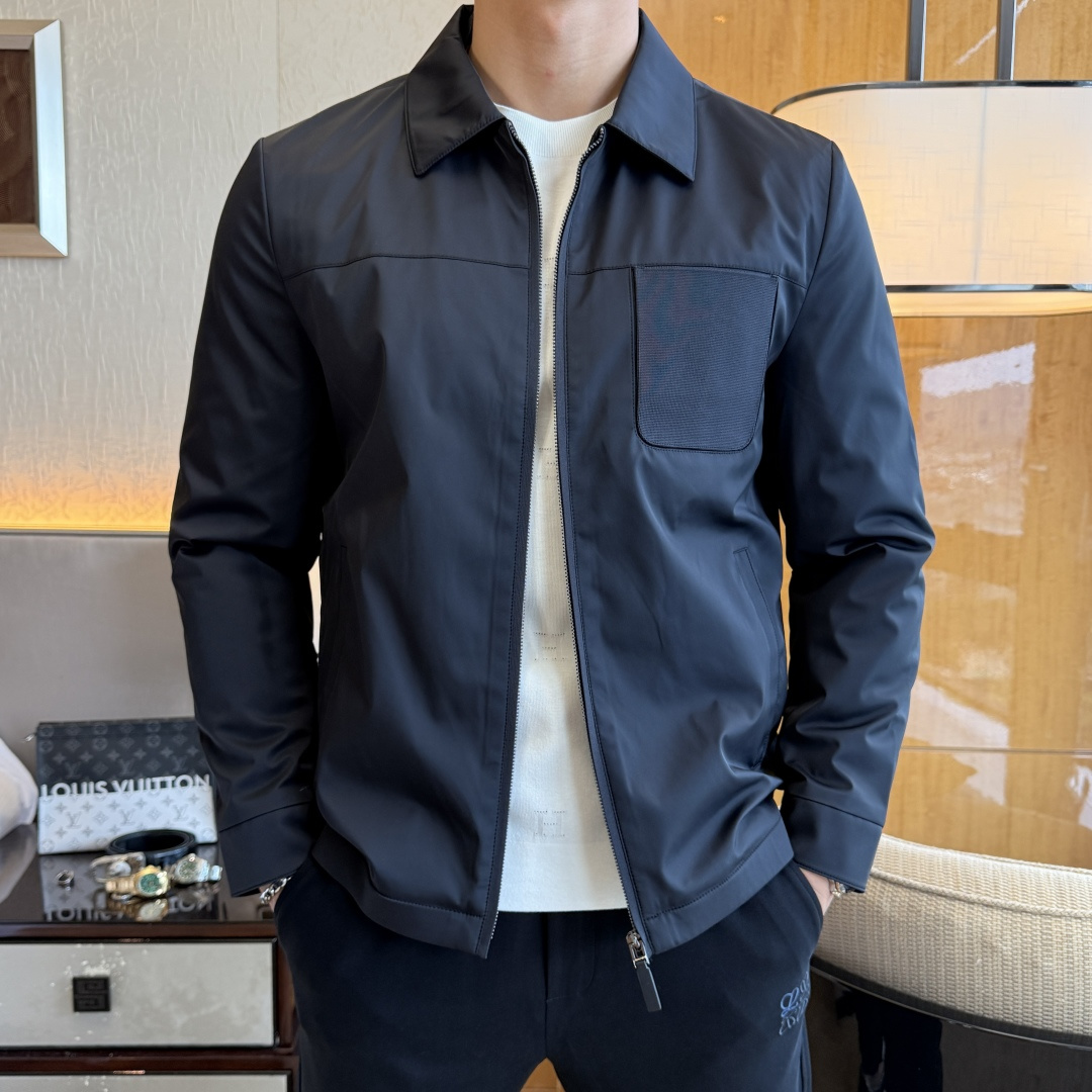 NO:528465,Burberry - 2025ss autumn and winter hot-selling business casual jacket, customized high-quality polyester fiber fabric!  Top-level fashion brand elements logo design, complete with three standards!  The original hardware and accessories have smooth lines and exquisite craftsmanship, excellent upper body style, comfortable fabric, windproof and warm, and casual matching are very fashionable, handsome, casual and fashionable men's must-have!  Size M-3XL can wear up to 190 catties!  ,burberry,jackets & coats,jackets & coats,alexander wang19860909巴宝莉 - 2025ss秋冬大爆款精品商务休闲夹克外套,定制高品质聚酯纤维面料！顶级时尚大牌元素logo设计,三标齐全！原版五金辅料,线条流畅,工艺精致,上身版型超赞,面料舒适,挡风保暖,随意搭配都非常时尚帅气休闲时尚男仕必备款哦！尺码M-3XL 最大可穿190斤！,,burberry,jackets & coats,jackets & coats,alexander wang,Men's clothing