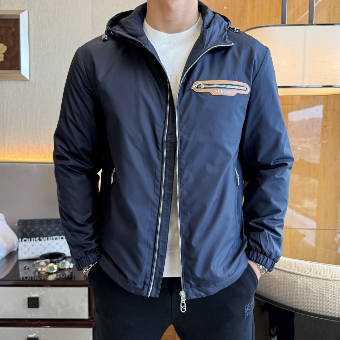 NO:527904,Valentino - 2025ss autumn and winter hot boutique business casual jacket, customized high-quality polyester fiber fabric!  Top-level fashion brand elements logo design, complete with three standards!  The original hardware and accessories have smooth lines and exquisite craftsmanship, excellent upper body style, comfortable fabric, windproof and warm, and casual matching are very fashionable, handsome, casual and fashionable men's must-have!  Size M-3XL can wear up to 190 catties!  , valentino,jackets & coats,jackets & coats,alexander wang19860909华伦天奴 - 2025ss秋冬大爆款精品商务休闲夹克外套,定制高品质聚酯纤维面料！顶级时尚大牌元素logo设计,三标齐全！原版五金辅料,线条流畅,工艺精致,上身版型超赞,面料舒适,挡风保暖,随意搭配都非常时尚帅气休闲时尚男仕必备款哦！尺码M-3XL 最大可穿190斤！,,valentino,jackets & coats,jackets & coats,alexander wang,Men's clothing