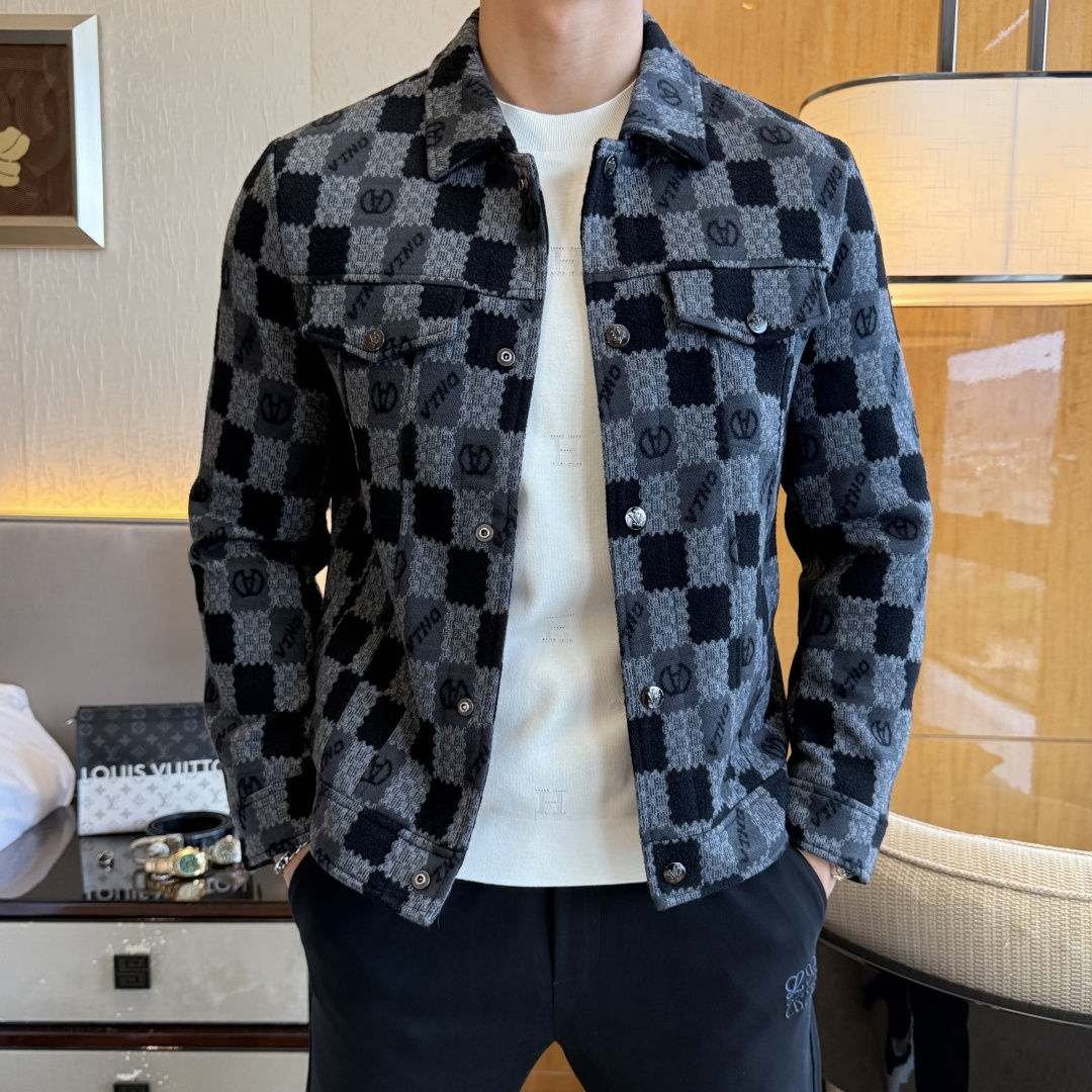 NO:529797,Valentino - SS Fall and Winter boutique jackets, customized high-quality polyester fabrics!  Top-level fashion brand elements logo design, complete with three standards!  The original hardware and accessories have smooth lines and exquisite craftsmanship, excellent upper body style, comfortable fabric, windproof and warm, and casual matching are very fashionable, handsome, casual and fashionable men's must-have!  Size M-3XL can wear up to 190 catties!  , valentino,jackets & coats,alexander wang19860909华伦天奴 - ss秋冬大爆款精品夹克,定制高品质聚酯纤维面料！顶级时尚大牌元素logo设计,三标齐全！原版五金辅料,线条流畅,工艺精致,上身版型超赞,面料舒适,挡风保暖,随意搭配都非常时尚帅气休闲时尚男仕必备款哦！尺码M-3XL 最大可穿190斤！,,valentino,jackets & coats,alexander wang,Men's clothing