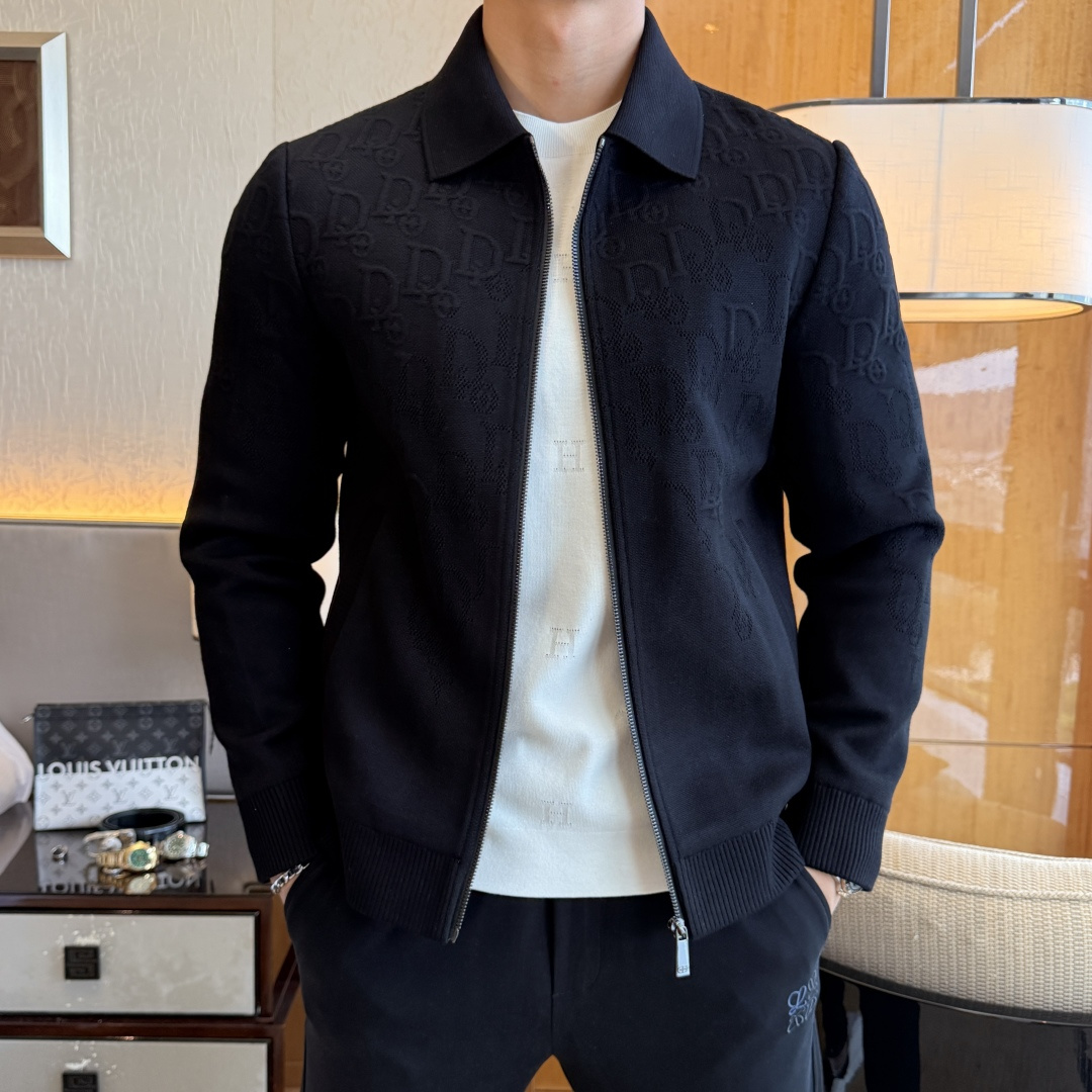 NO:529795,Dior - SS's big boutique jacket in autumn and winter, customized high-quality polyester fabric!  Top-level fashion brand elements logo design, complete with three standards!  The original hardware and accessories have smooth lines and exquisite craftsmanship, excellent upper body style, comfortable fabric, windproof and warm, and casual matching are very fashionable, handsome, casual and fashionable men's must-have!  Size M-3XL can wear up to 190 catties!  ,dior,jackets & coats,alexander wang19860909迪奥 - ss秋冬大爆款精品夹克,定制高品质聚酯纤维面料！顶级时尚大牌元素logo设计,三标齐全！原版五金辅料,线条流畅,工艺精致,上身版型超赞,面料舒适,挡风保暖,随意搭配都非常时尚帅气休闲时尚男仕必备款哦！尺码M-3XL 最大可穿190斤！,,dior,jackets & coats,alexander wang,Men's clothing